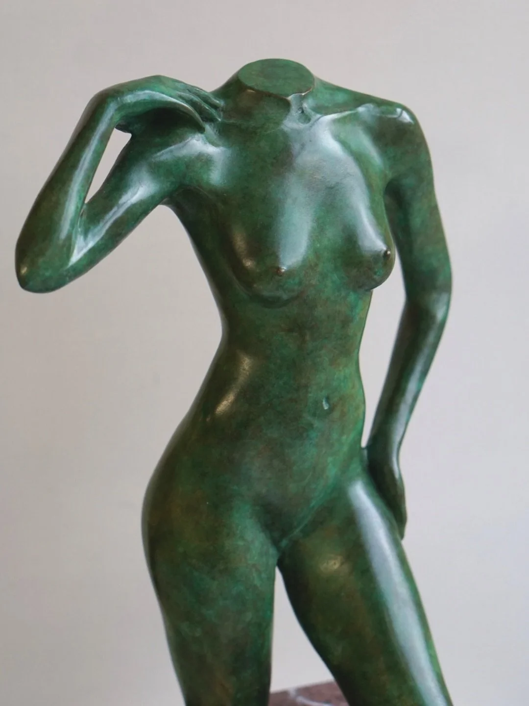 Pose Inspo 🤎 Legs Apart

Most of our Busts feature our signature crossed-leg style. It accentuates the hourglass shape by creating a small point of contact with your Plinth or Plate, flaring out toward the hips like classic sculpture. 

Want somethi