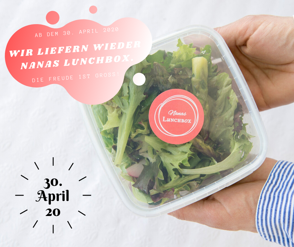 Ein transparentes Lunchbox mit grünem Salat, gehalten von einer Person in einem blauen gestreiften Hemd. Es gibt einen Aufkleber mit dem Logo "Nanas Lunchbox" und eine rote Sprechblase mit Text, die die Rücklieferung von Lunchboxen ab dem 30. April 2