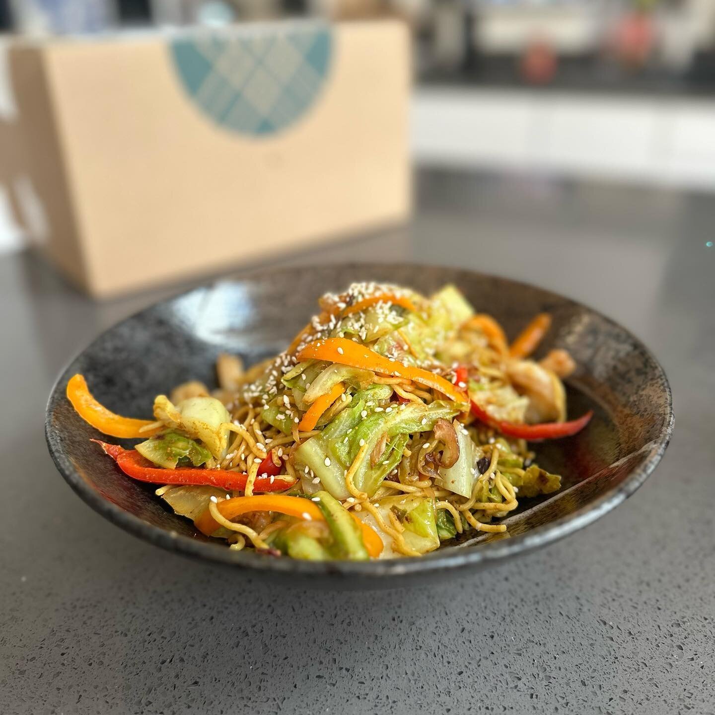 Singapore fried rice noodles 
&bull;
#vegan #plantbased #veganrecipes #veganrecipes #homemade #homecook #homecooking #cookingastorm #foodporn #healthy #healthylifestyle #weewoo #thatwookitchen #weewookitchen