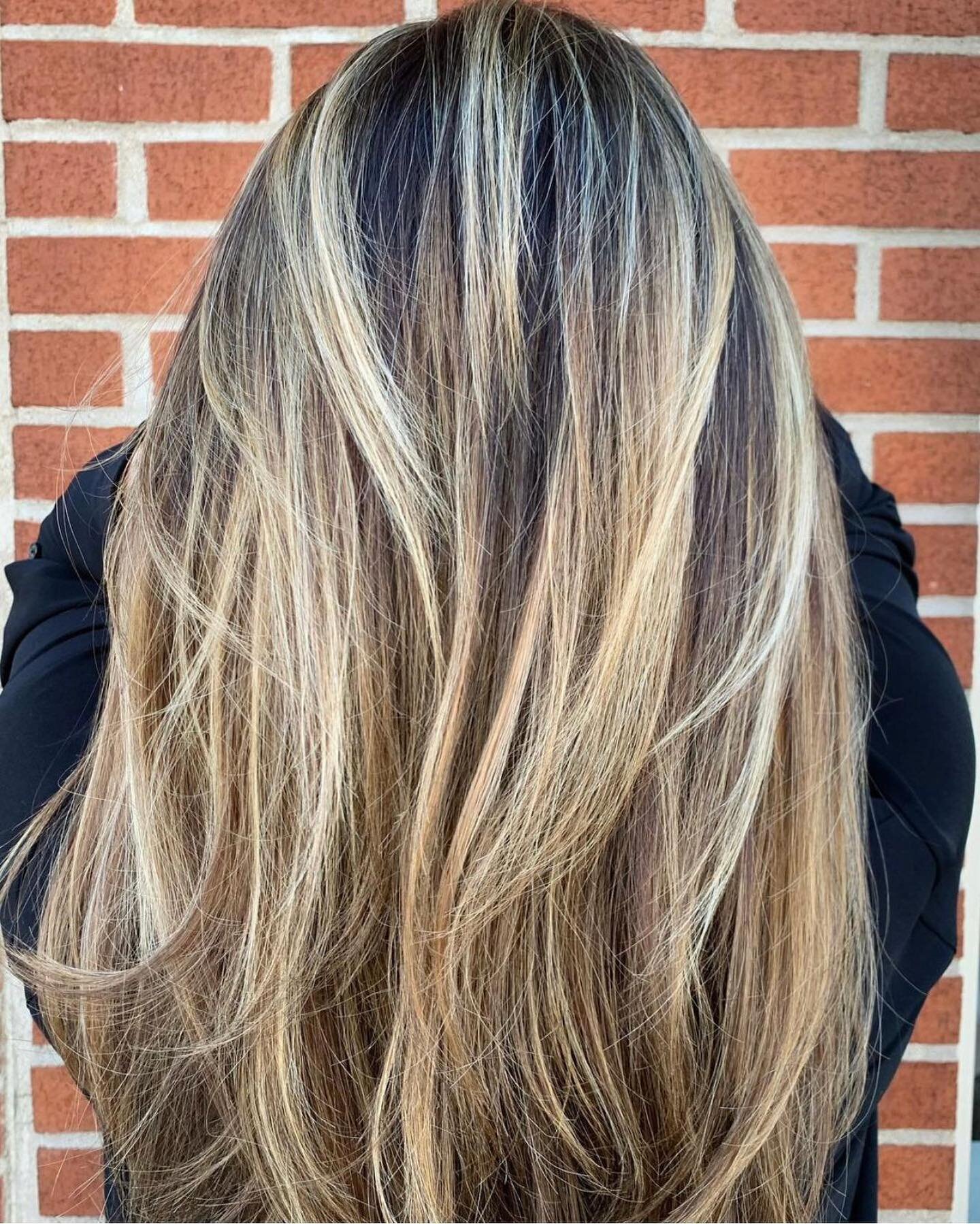 Who ready for warmer weather?? ⠀
⠀
This brunette is on her way to big blonde! We only added 15 foils in this session! ⠀
⠀
Schedule your reservation today and let&rsquo;s talk about the little things we can do to give you BIG results! ⠀
@nikki.larussa