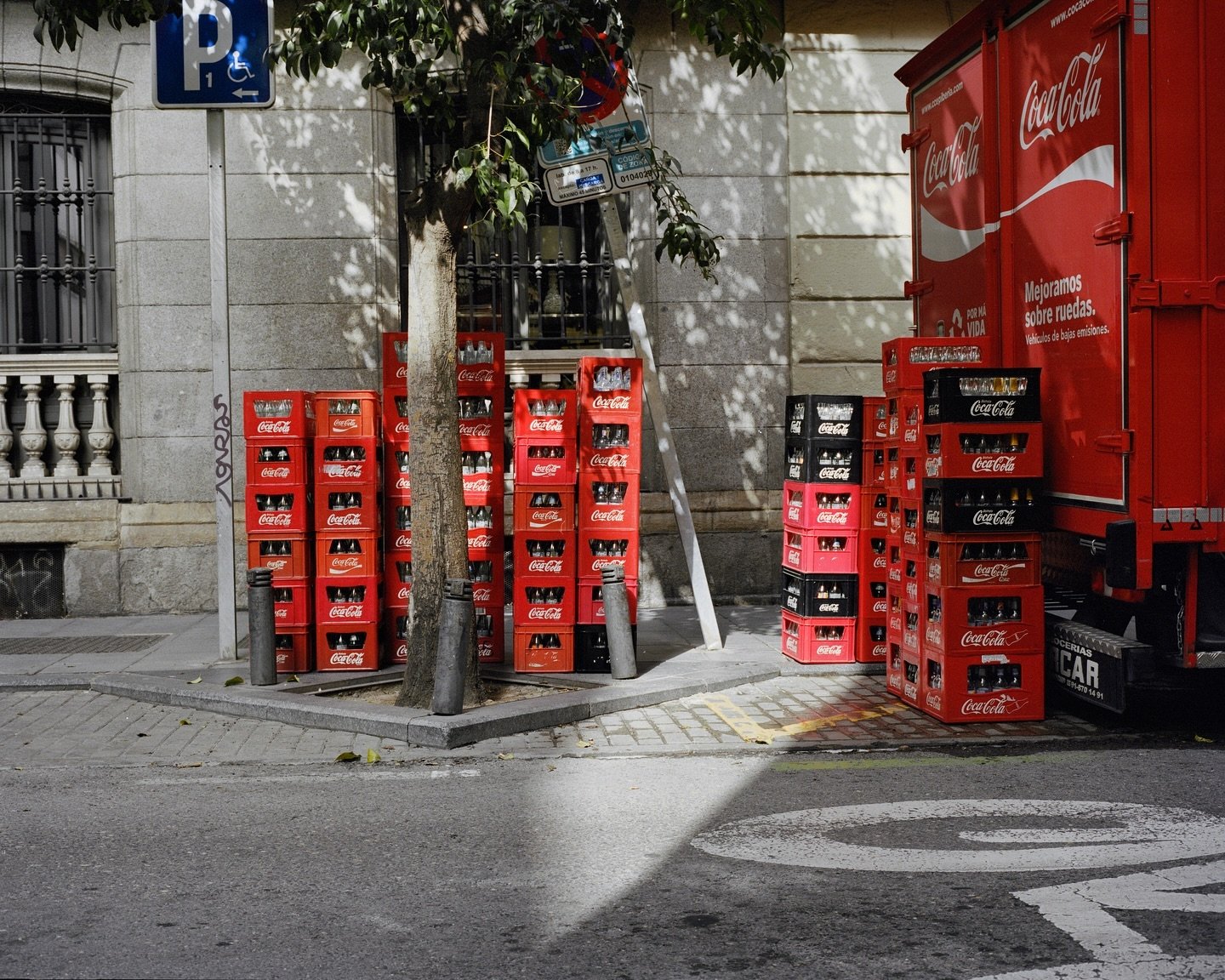 Cocas y un triangulito de luz 💡 

Calle de Hortaleza, Madrid. 

➖ Mamiya 7 y Portra 400