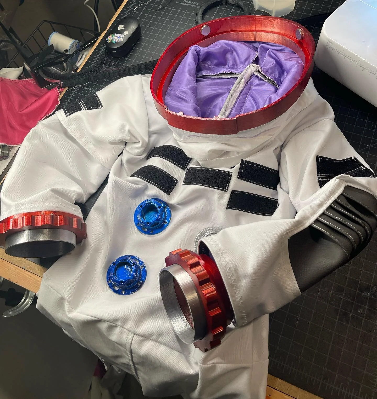Really happy with how the kids suits are coming along! Going a little less Buzz Lightyear and a little more Apollo this time around. Almost ready for launch! Inspired by the amazing work of @ryannagata 

#workinprogress #diyspceauits #diyspaceship #n