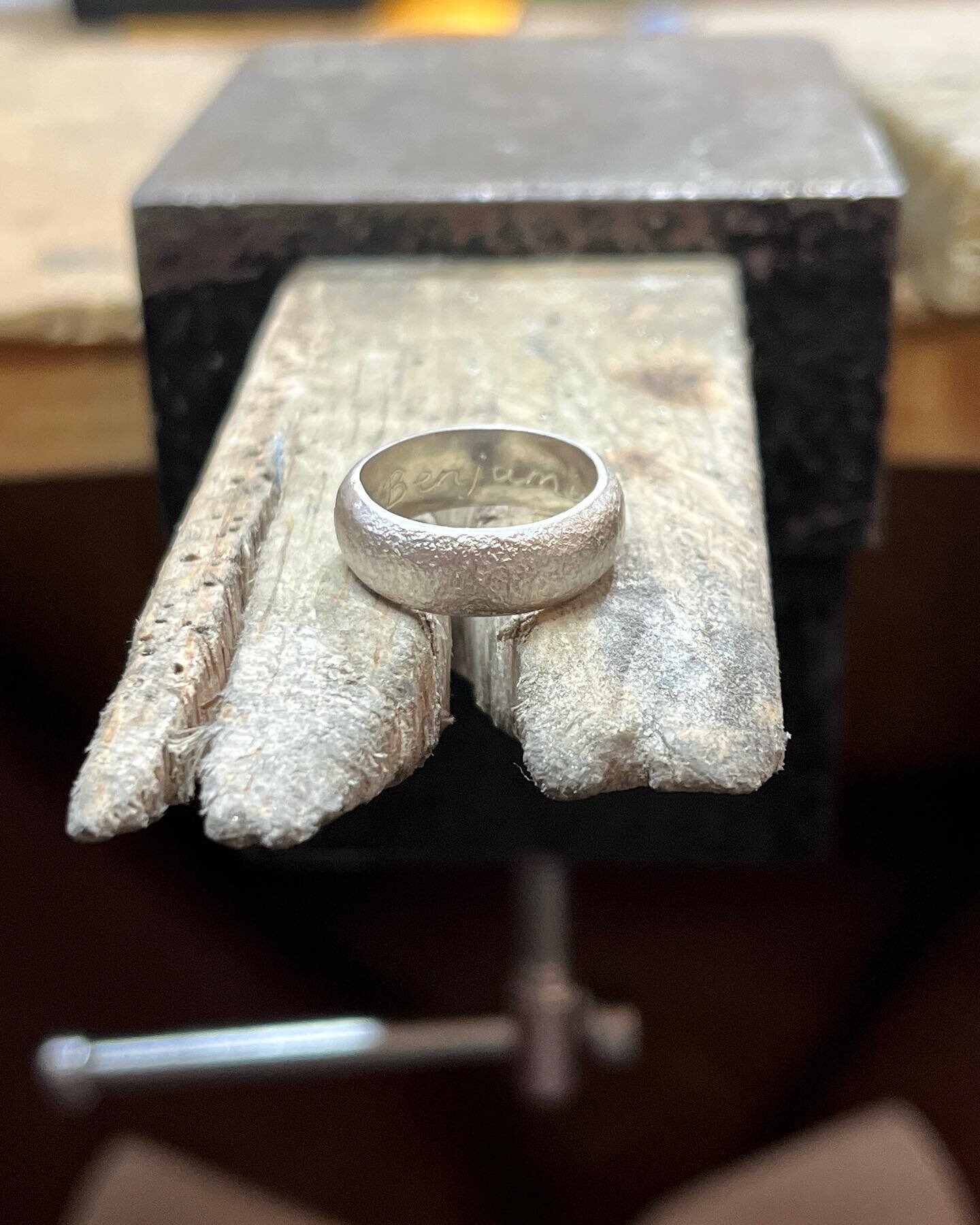 A lovely textured men&rsquo;s silver ring with engraving 👌
@winchestermakers 
#mensrings #silverrings #winchesterjeweller #bespokejewellery #hellowinchester #hampshirebusiness #giftsforhim
