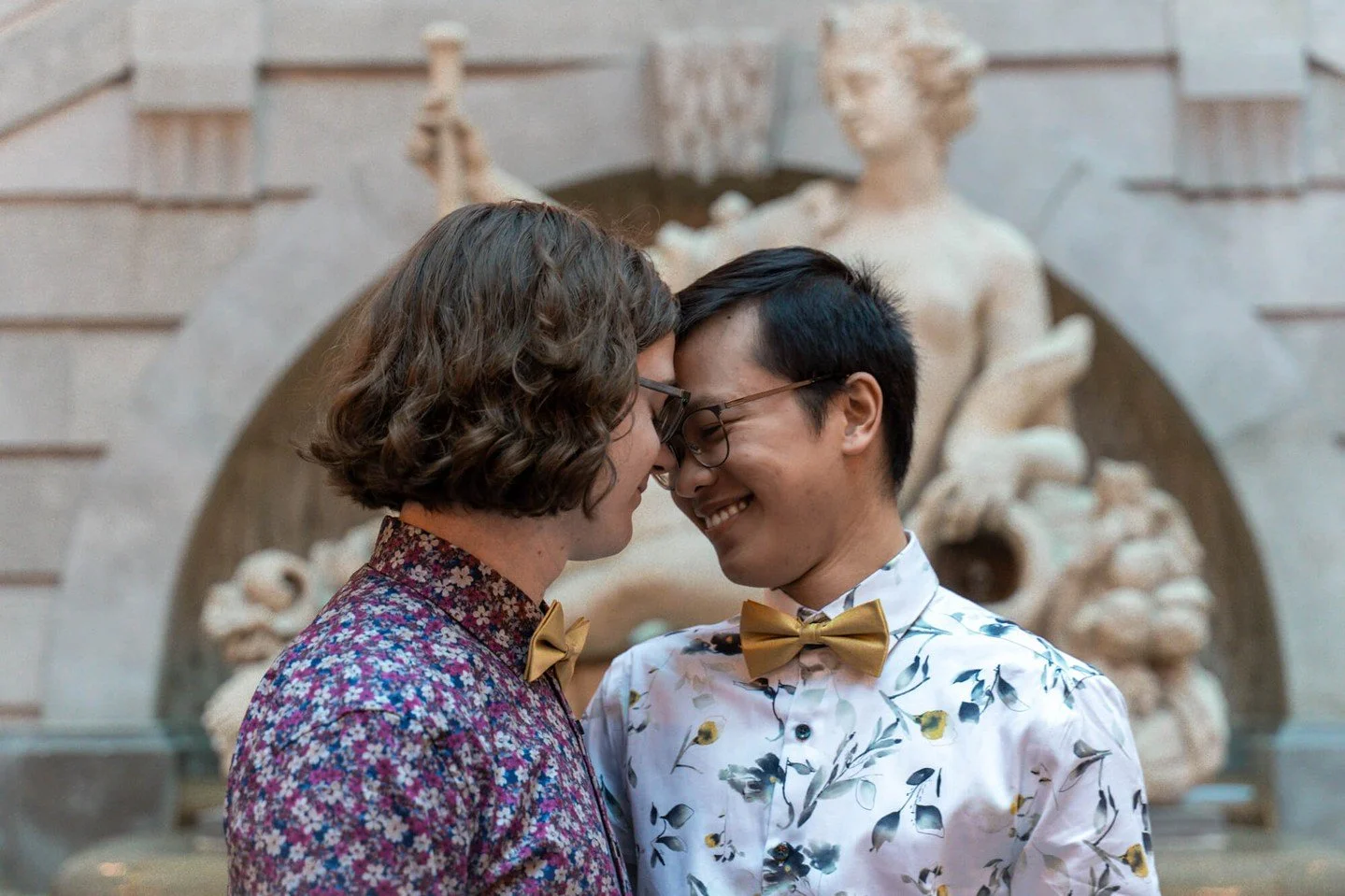 ✨ A quiet moment between Nico &amp; Florian &mdash; forehead to forehead, wrapped in something deeper than words. The kind of tenderness that doesn&rsquo;t need to speak. 🕊️

💜 I&rsquo;ve still got spots open for my Summer Glow mini sessions at Mai