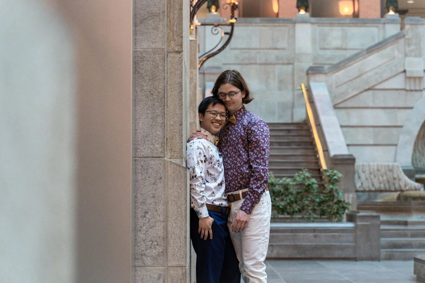 🧡 Nico &amp; Florian, close and grounded &mdash; stone steps beneath them, a little green behind, and nothing but trust between. There's a calm in their closeness that says: we're home.

💜 Come feel that kind of warmth during my Summer Glow mini se