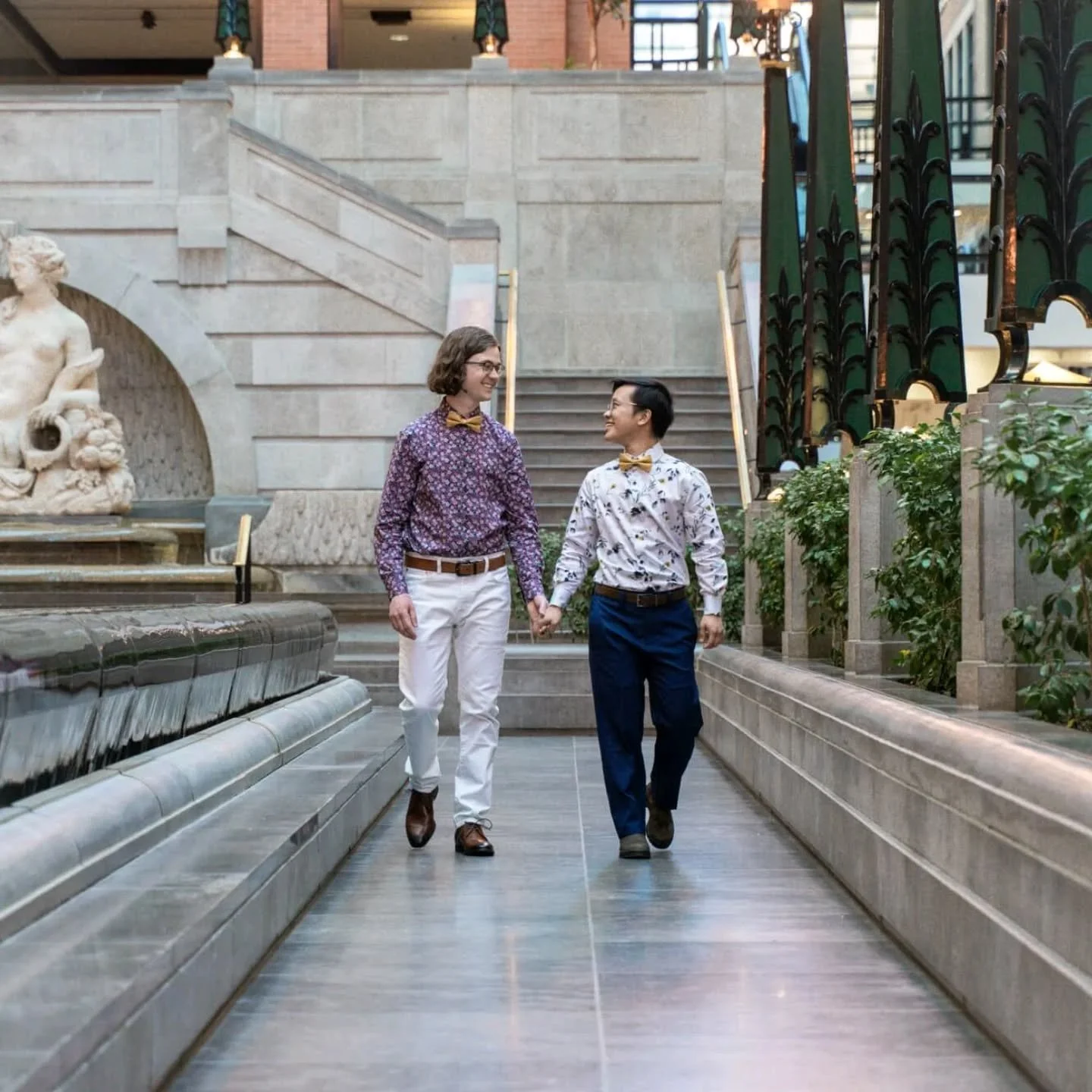 🫶🏻 Nico &amp; Florian walking hand in hand beside the reflecting fountain &mdash; catching each other&rsquo;s eyes mid-step, wrapped in ease and joy. There's a kind of flow to love like this.

💜 Want to feel this kind of light for yourself? My Sum