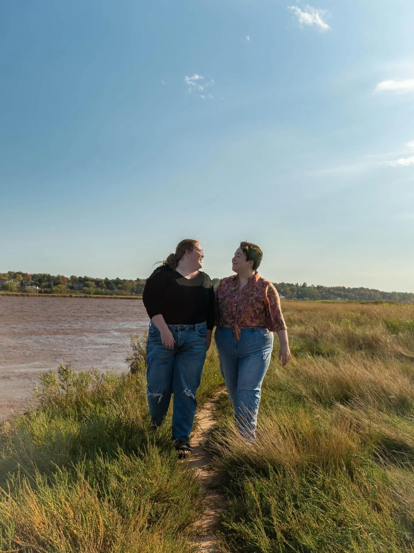 Melissa and Amy brought so much warmth to Riverfront Park &mdash; relaxed, connected, and effortless together.

Melissa et Amy ont apport&eacute; tellement de chaleur &agrave; Riverfront Park &mdash; d&eacute;tendues, connect&eacute;es et tellement n
