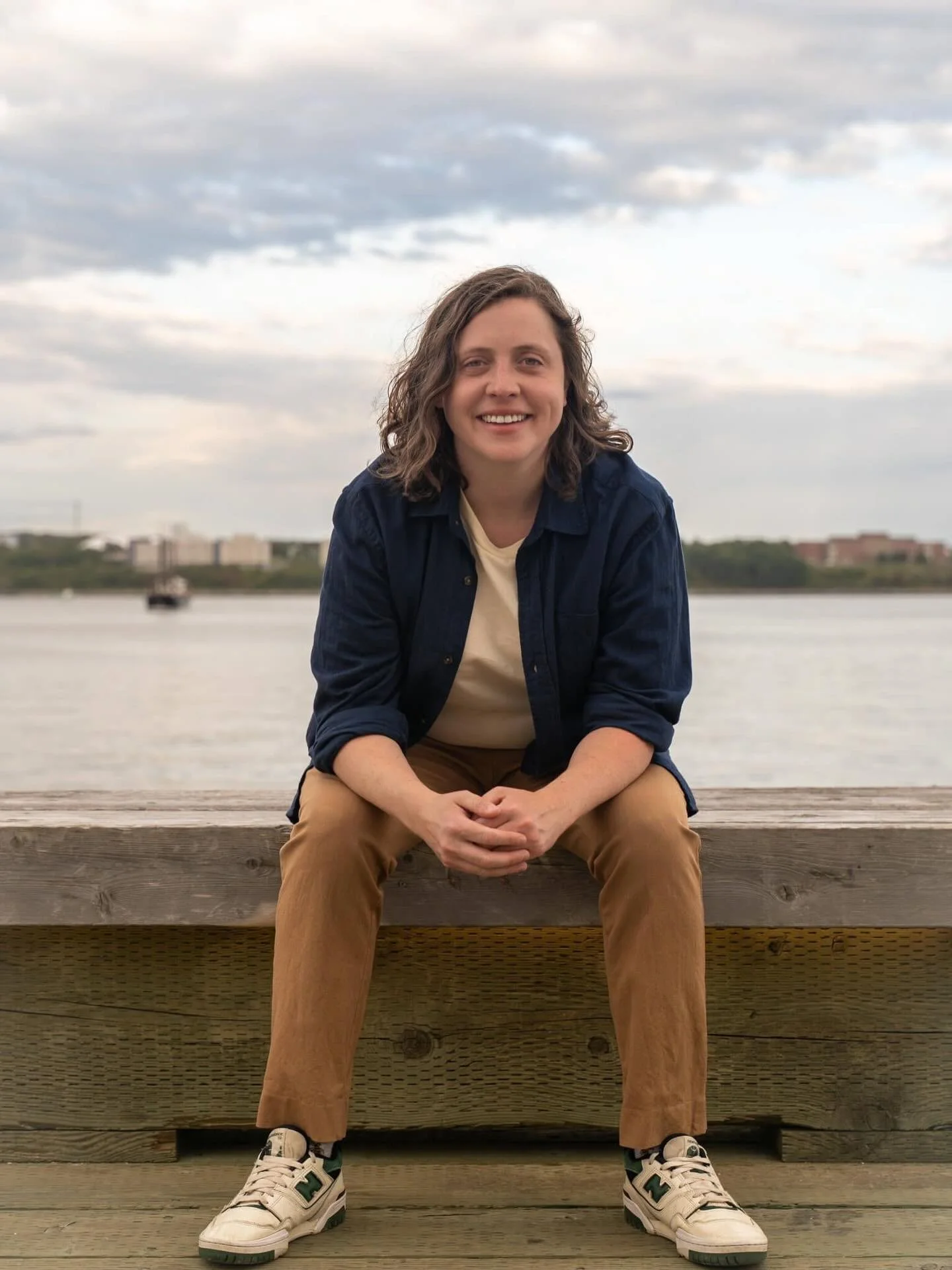 Downtown Halifax gave us the perfect backdrop for Emily&rsquo;s new headshots &mdash; relaxed, approachable, and exactly the right kind of energy.
Le centre-ville de Halifax nous a offert le d&eacute;cor parfait pour les nouveaux portraits d&rsquo;Em