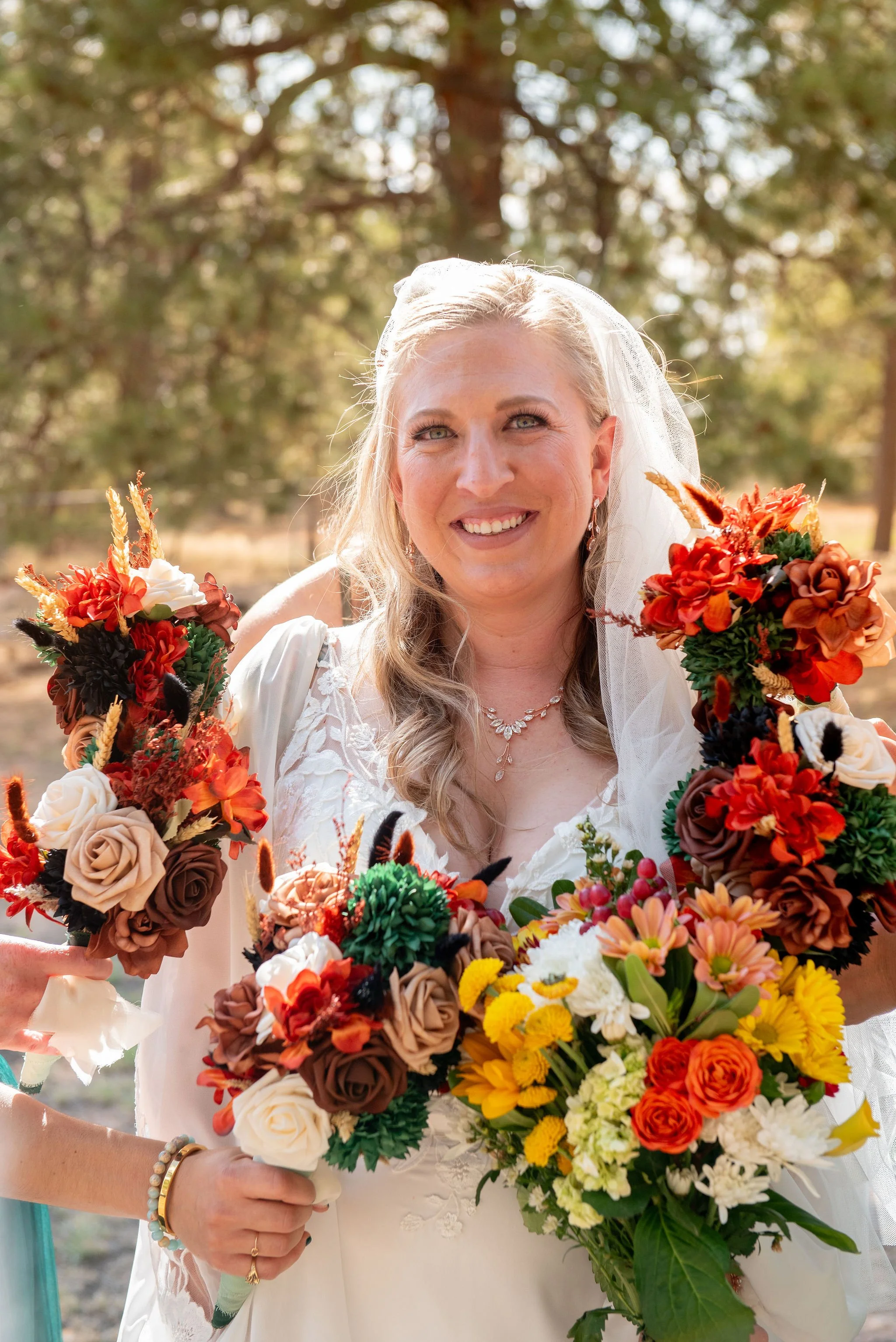 Backyard-Wedding_Pinetop-Lakeside-Arizona_Bridesmaid-Poses_Wedding-Photographer.jpg