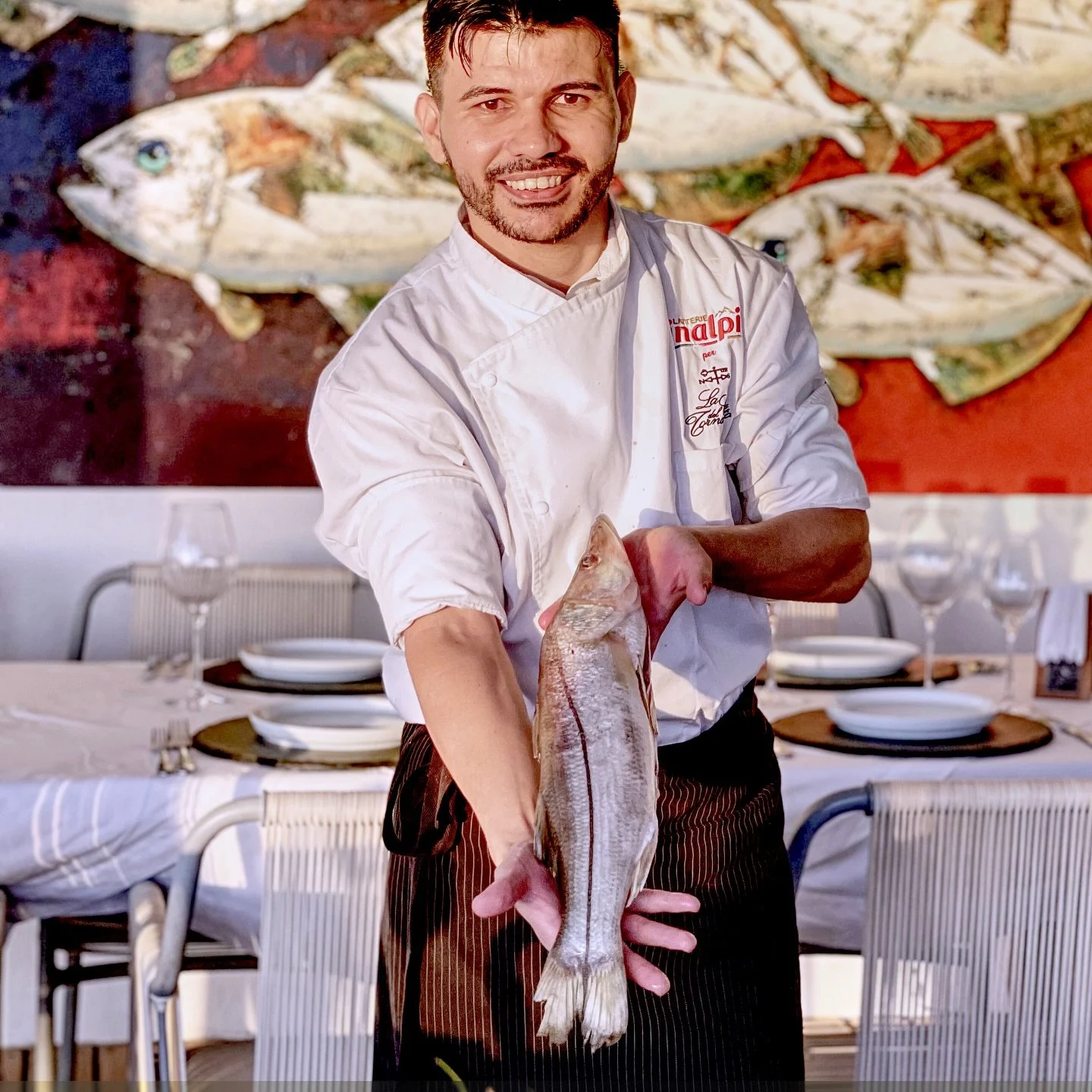 Sabor e Som em Harmonia | Taste and Sound in Harmony
Quartas e Sextas | Wednesdays &amp; Fridays
Carlos Magno e seu sax pintam a noite com jazz, bossa, blues. M&uacute;sica flutua entre pratos, brisa salgada e velas que tremulam.
Carlos Magno and his