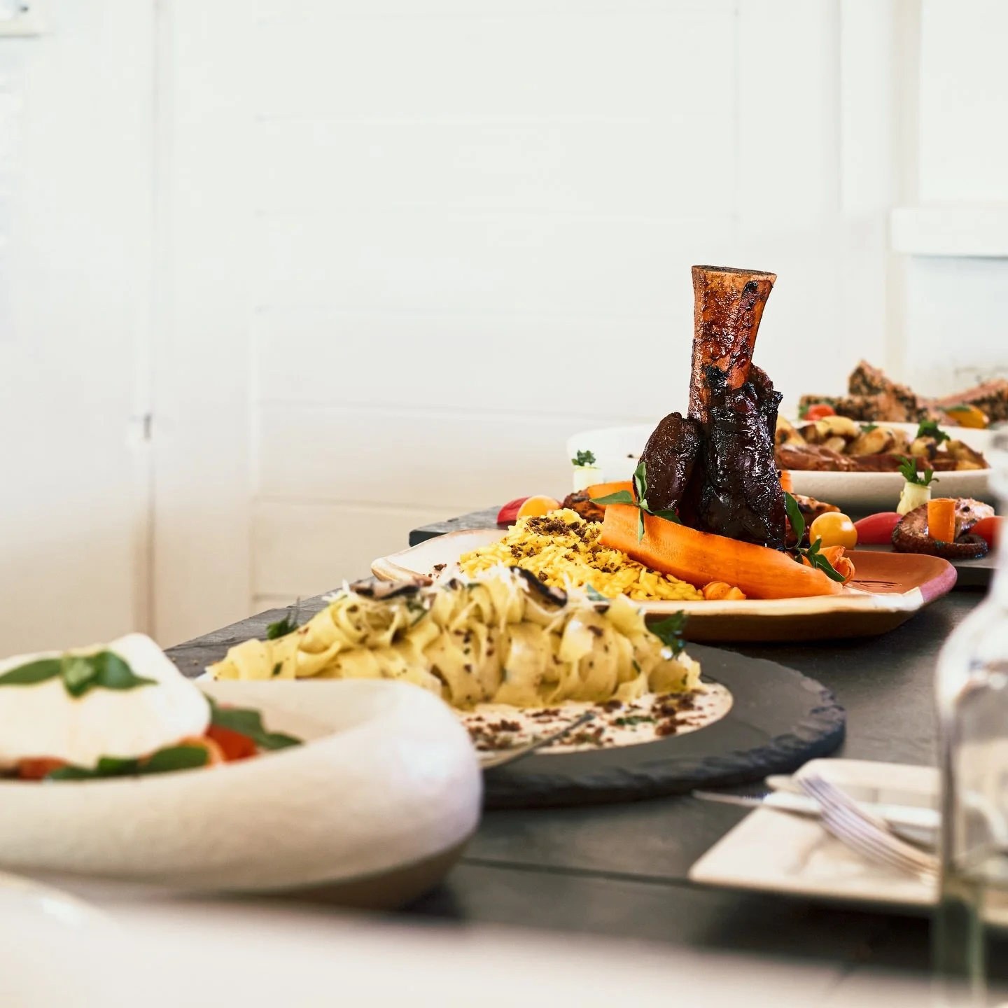 A 200 metros da pra&ccedil;a, o segredo mais bem guardado de Jeri
T&eacute;cnicas que respeitam cada ingrediente. Sabores mediterr&acirc;neos que encontram o Nordeste sem perder a ess&ecirc;ncia de nenhum dos dois.

Rico Restaurante - Chili Beach Hot