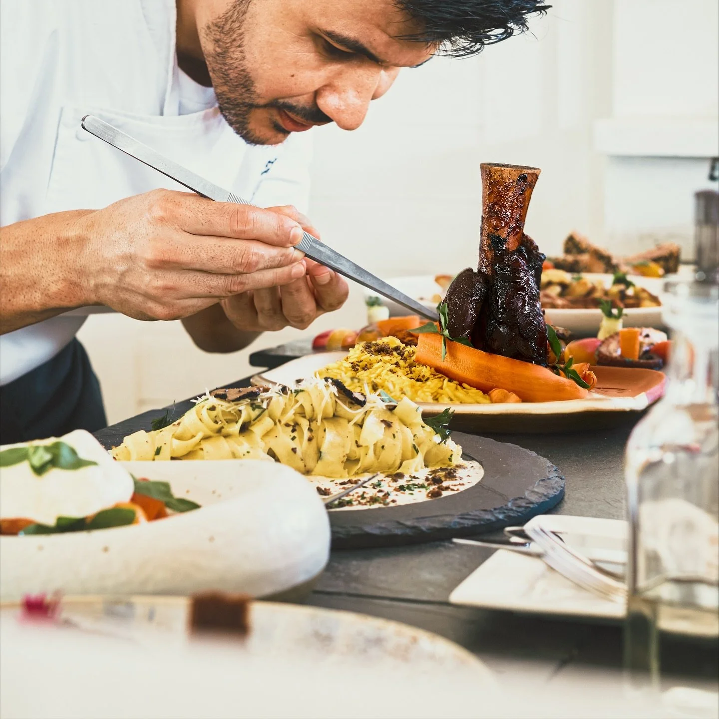 Novo Menu no Rico
Chef Elivelton Furtado une t&eacute;cnica mediterr&acirc;nea e ingredientes do Nordeste. Mar e terra em harmonias inesperadas.
Descubra agora.

New Menu at Rico
Chef Elivelton Furtado blends Mediterranean technique with Northeast in