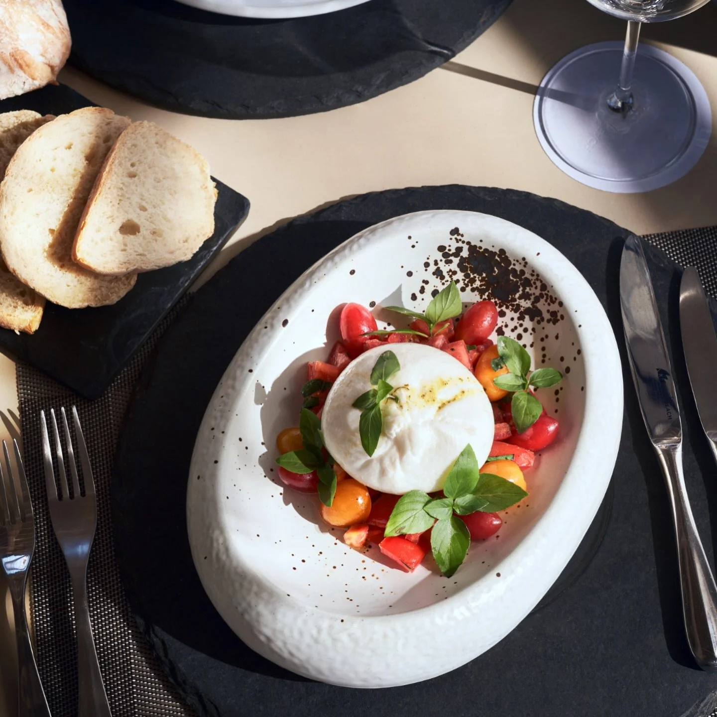 Novo menu no Rico
Mar e terra em harmonias inesperadas. Chef Elivelton Furtado, formado em Alba, It&aacute;lia, renova a carta com cria&ccedil;&otilde;es que respeitam a ess&ecirc;ncia de cada ingrediente.
T&eacute;cnica mediterr&acirc;nea. Produtos 