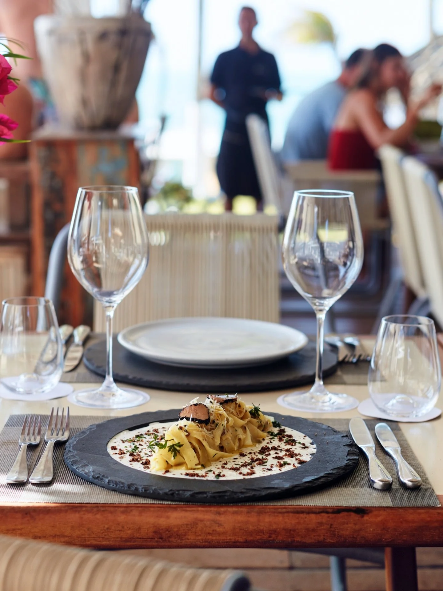O oceano, a luz do fim da tarde, a cozinha do Chef Elivelton Furtado. T&eacute;cnicas mediterr&acirc;neas refinadas em Alba, It&aacute;lia, encontram os sabores aut&ecirc;nticos do Nordeste brasileiro. Rico Restaurante recebe h&oacute;spedes e visita