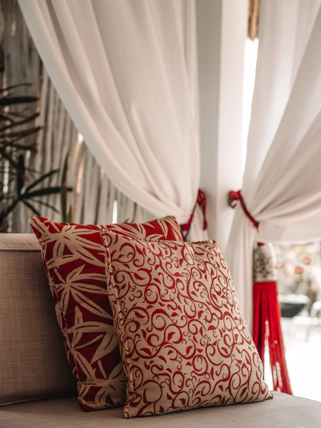 Cada suite, uma composi&ccedil;&atilde;o cuidadosa. Arte original nas paredes, m&oacute;veis de design atemporal, tecidos que convidam ao toque. O sil&ecirc;ncio entre as pe&ccedil;as tamb&eacute;m tem seu prop&oacute;sito.
O servi&ccedil;o acompanha