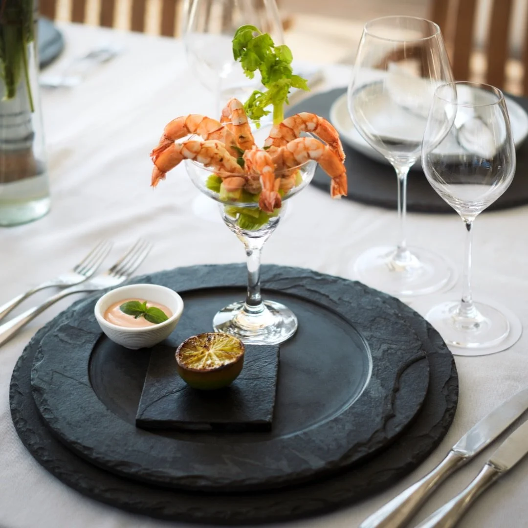 Mesas &agrave; beira-mar. Dominando cl&aacute;ssicos atemporais com ingredientes premium brasileiros. Reservas limitadas. Consulte por day use.

Beachfront tables. Mastering timeless classics with Brazilian premium ingredients. Limited reservations. 