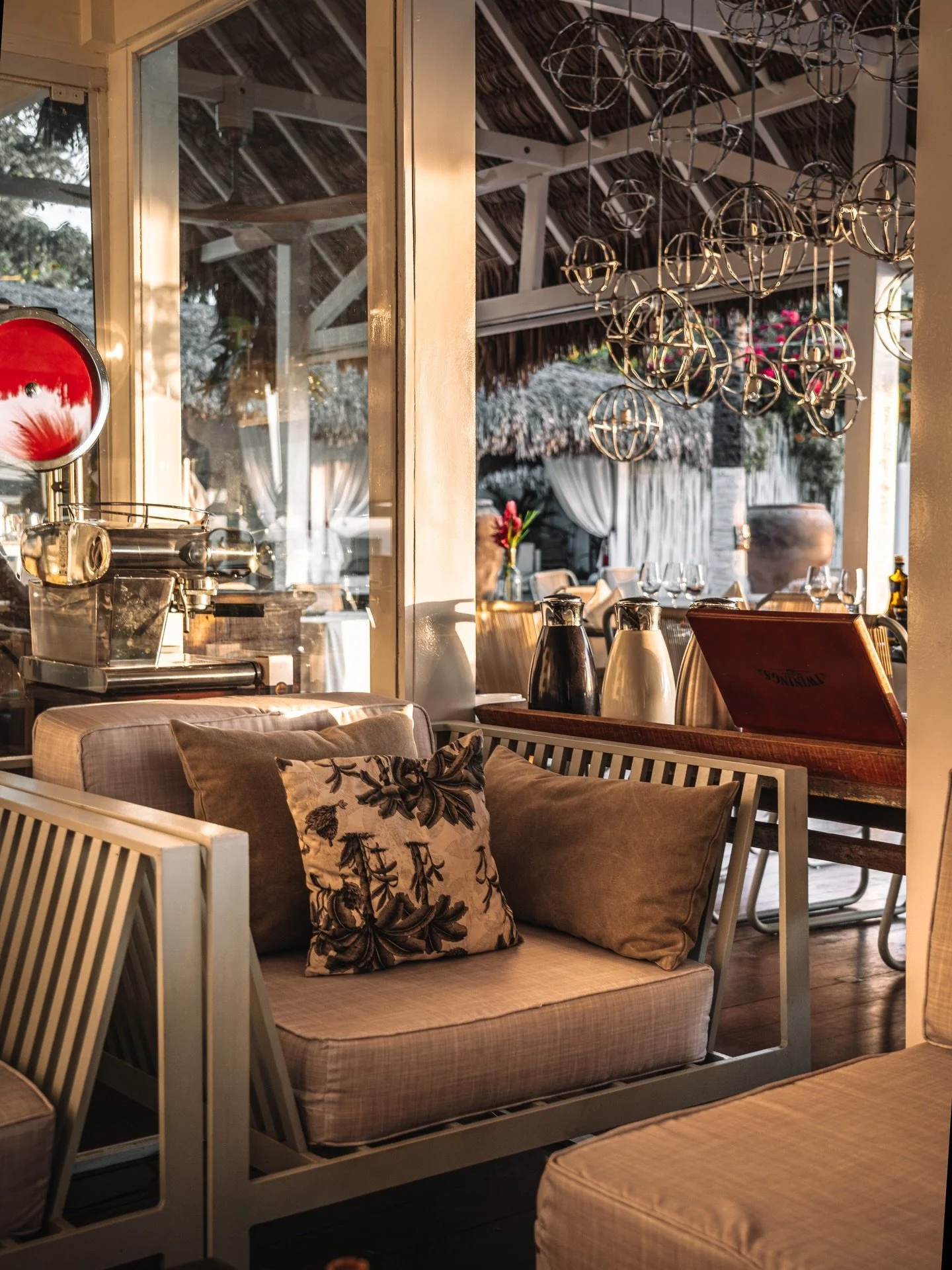 Superf&iacute;cies refinadas. Elementos naturais. A arte dos interiores curados encontra horizontes selvagens. A dualidade &eacute; intencional&mdash;design pensado, depois paisagem pura. Ambos essenciais.

Refined surfaces. Natural elements. The art