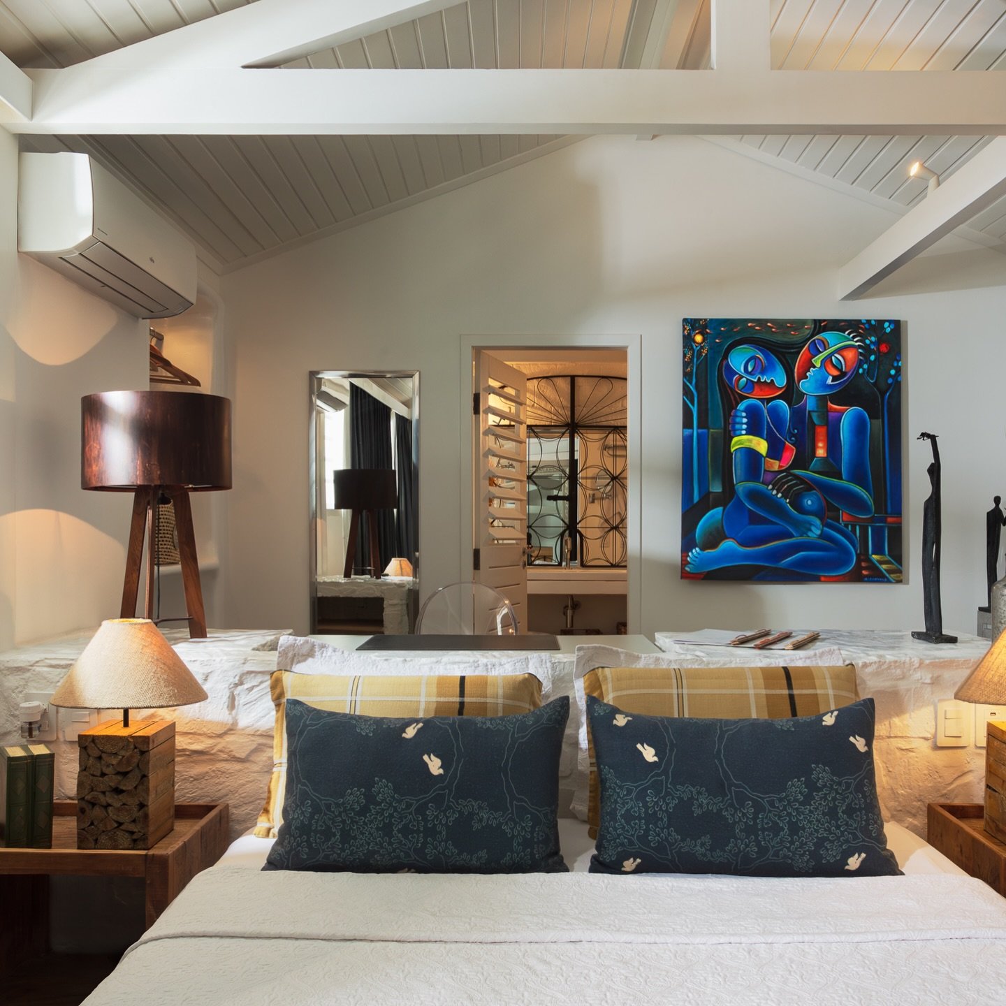 Cada suite &eacute; um ref&uacute;gio onde arte, design e natureza convergem. Os espa&ccedil;os respiram eleg&acirc;ncia discreta &mdash; paredes que dialogam com luz, mobili&aacute;rio selecionado, arte que sussurra narrativas. Acordar com o som do 