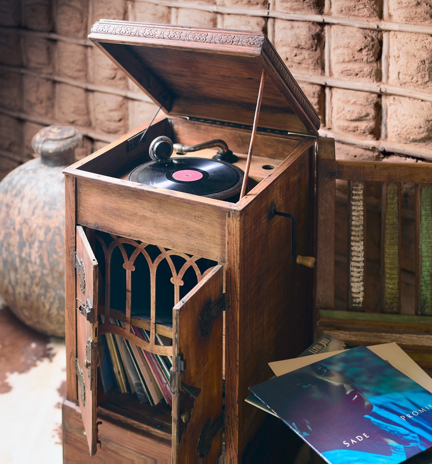 N&atilde;o &eacute; decora&ccedil;&atilde;o. &Eacute; arte e inten&ccedil;&atilde;o acumuladas ao longo de quase duas d&eacute;cadas &mdash; nos materiais, nas texturas, na forma como a luz entra. Ambientes que criam mem&oacute;rias de Jericoacoara.
