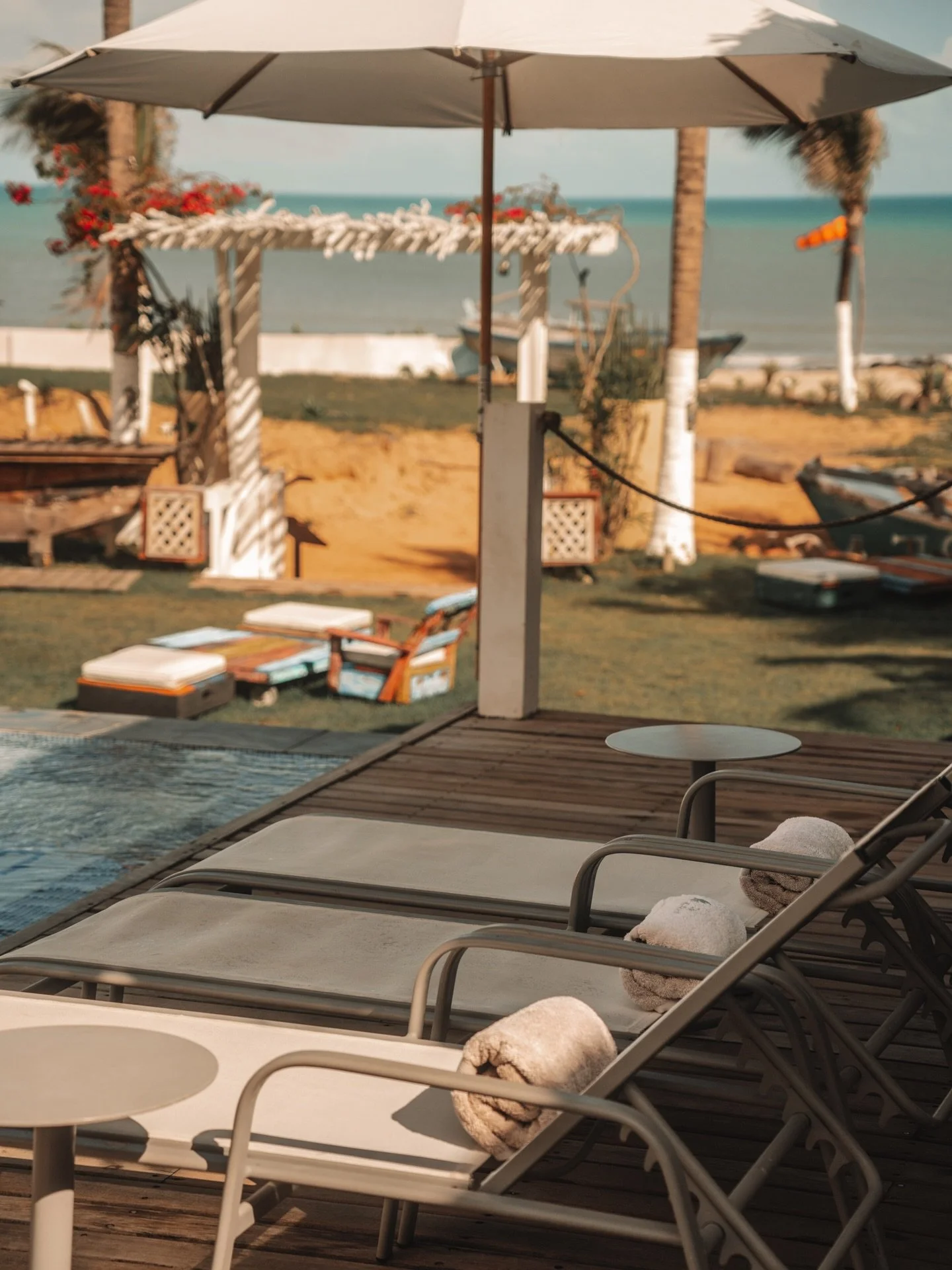 ChiliBeach n&atilde;o foi constru&iacute;do por um arquiteto em seis meses.
Foi cultivado ao longo de quase duas d&eacute;cadas &mdash; p&ocirc;r do sol ap&oacute;s p&ocirc;r do sol, detalhe por detalhe, escolha por escolha.
&Eacute; assim que se cri