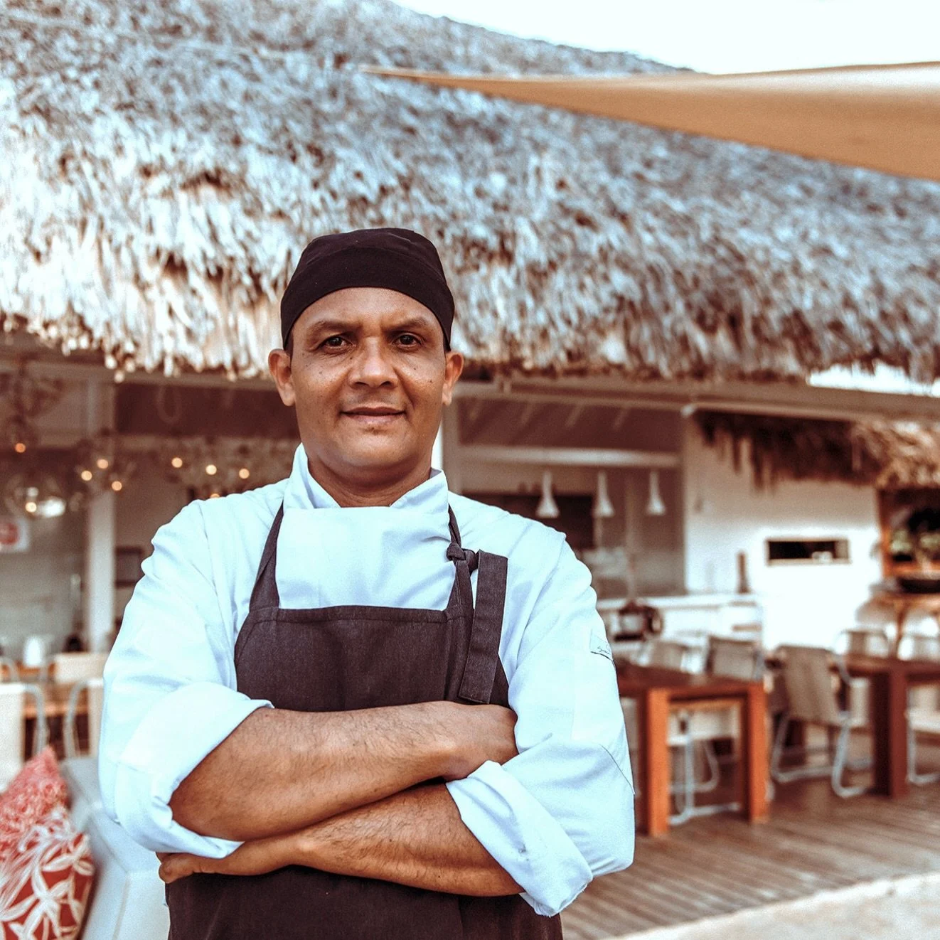 O CHEF QUE COMANDA A COZINHA DO RICO
THE CHEF BEHIND RICO&rsquo;S KITCHEN

Irismar, chef corporativo do Chili Beach, traz t&eacute;cnica e sensibilidade a cada prato do nosso restaurante premiado. Ingredientes do Nordeste, execu&ccedil;&atilde;o impe