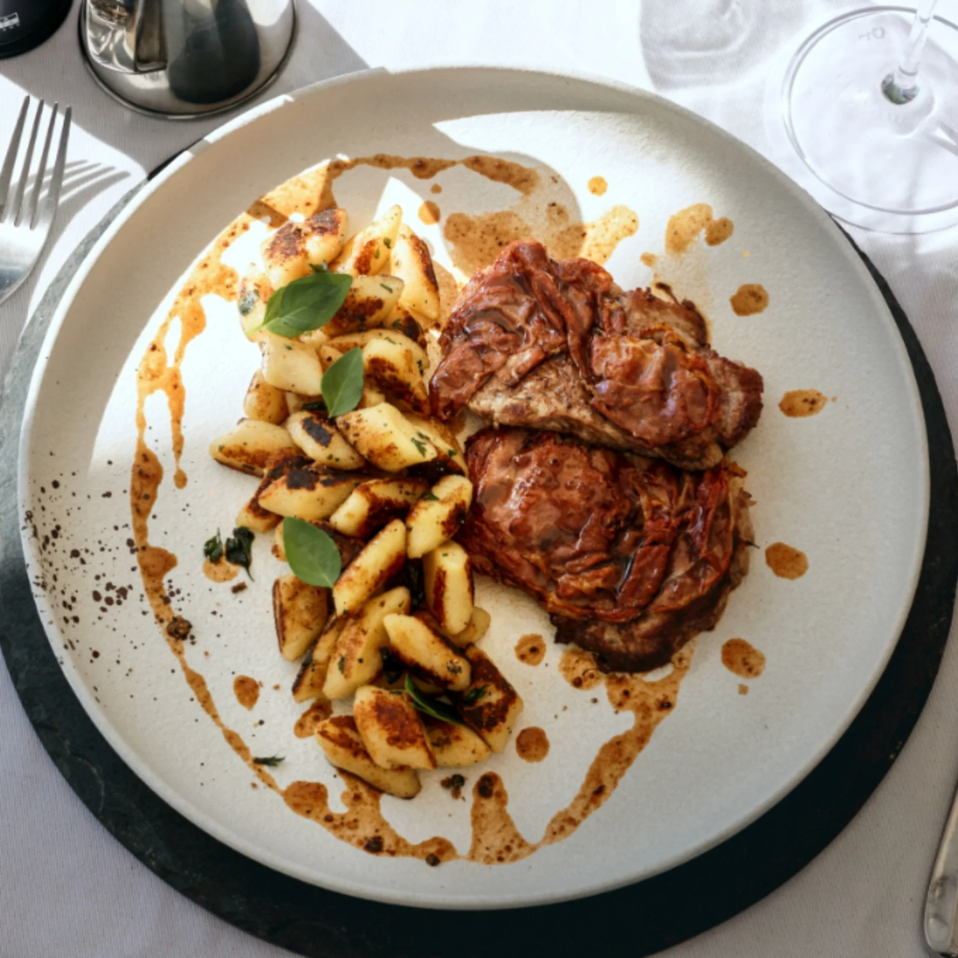 Saltimbocca. Nhoque. Vinho italiano. Saxofone. Vento e p&ocirc;r do sol l&aacute; fora.

&Agrave;s vezes a vida junta combina&ccedil;&otilde;es virtuosas. &Eacute; assim uma tarde no Rico Restaurante.

Saltimbocca. Gnocchi. Italian wine. Saxophone. W