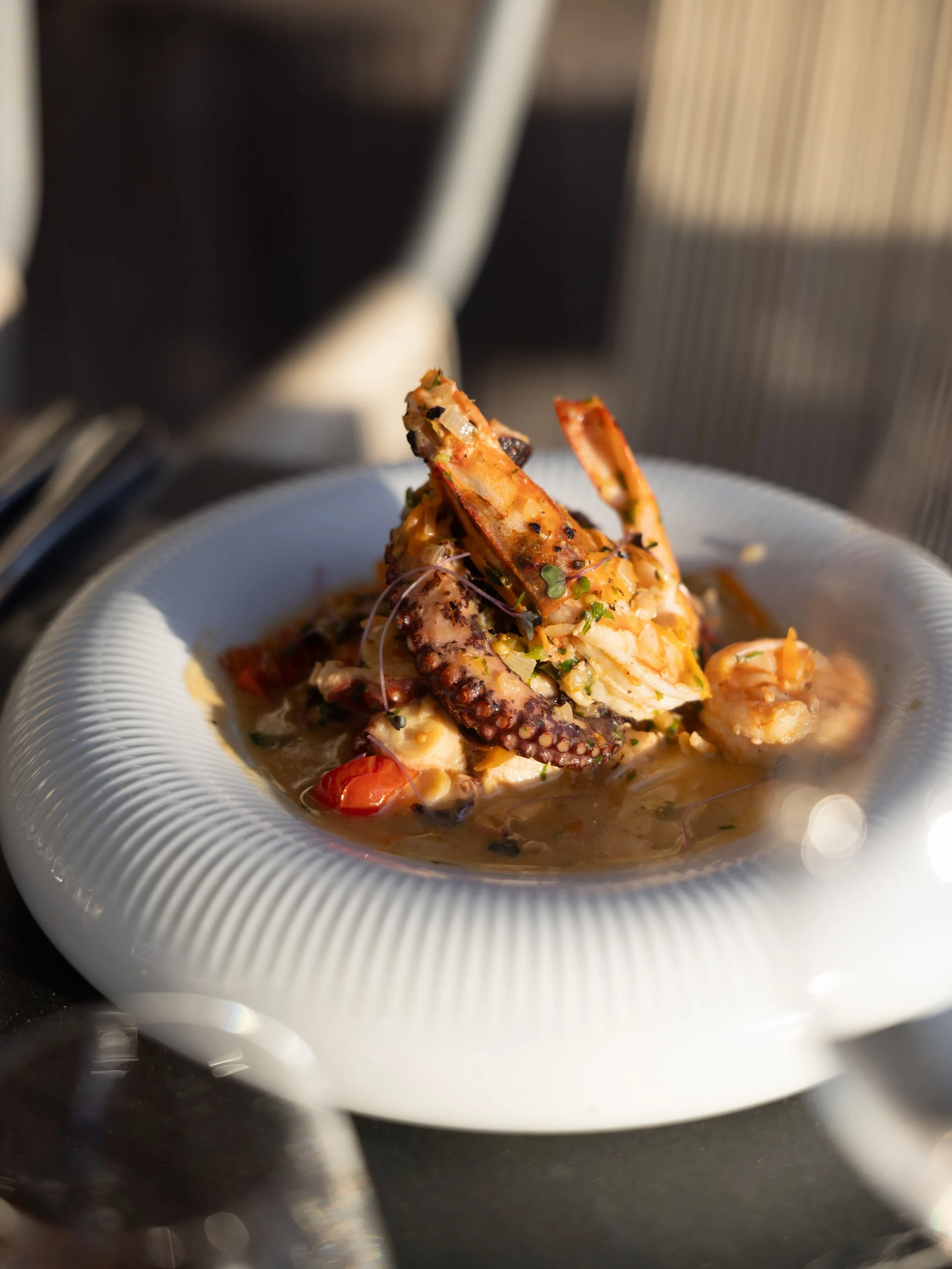 Fine dining com frescor nordestino e m&atilde;o mediterr&acirc;nea.

Fine dining with Northeastern freshness and Mediterranean hand.
