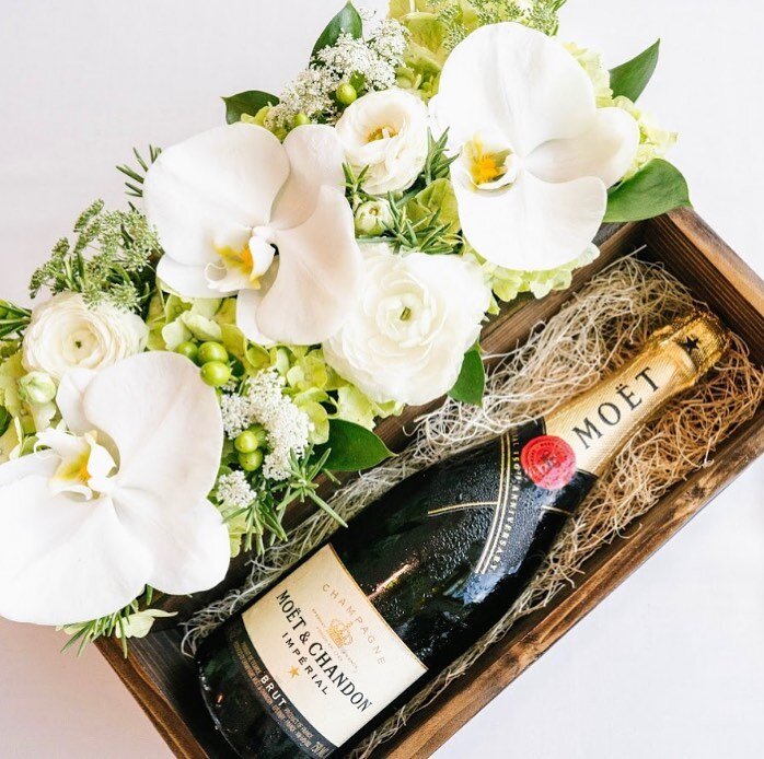 Cheers to the weekend! 
We love this beautiful flower crate gift set by @lilyrose_bymotifeventdesign and @53bythesea_hawaii 
#weddinggift #bridesmaidgifts 
#hawaiigift #champagne #flowerbox #hawaiiwedding #hawaiibride