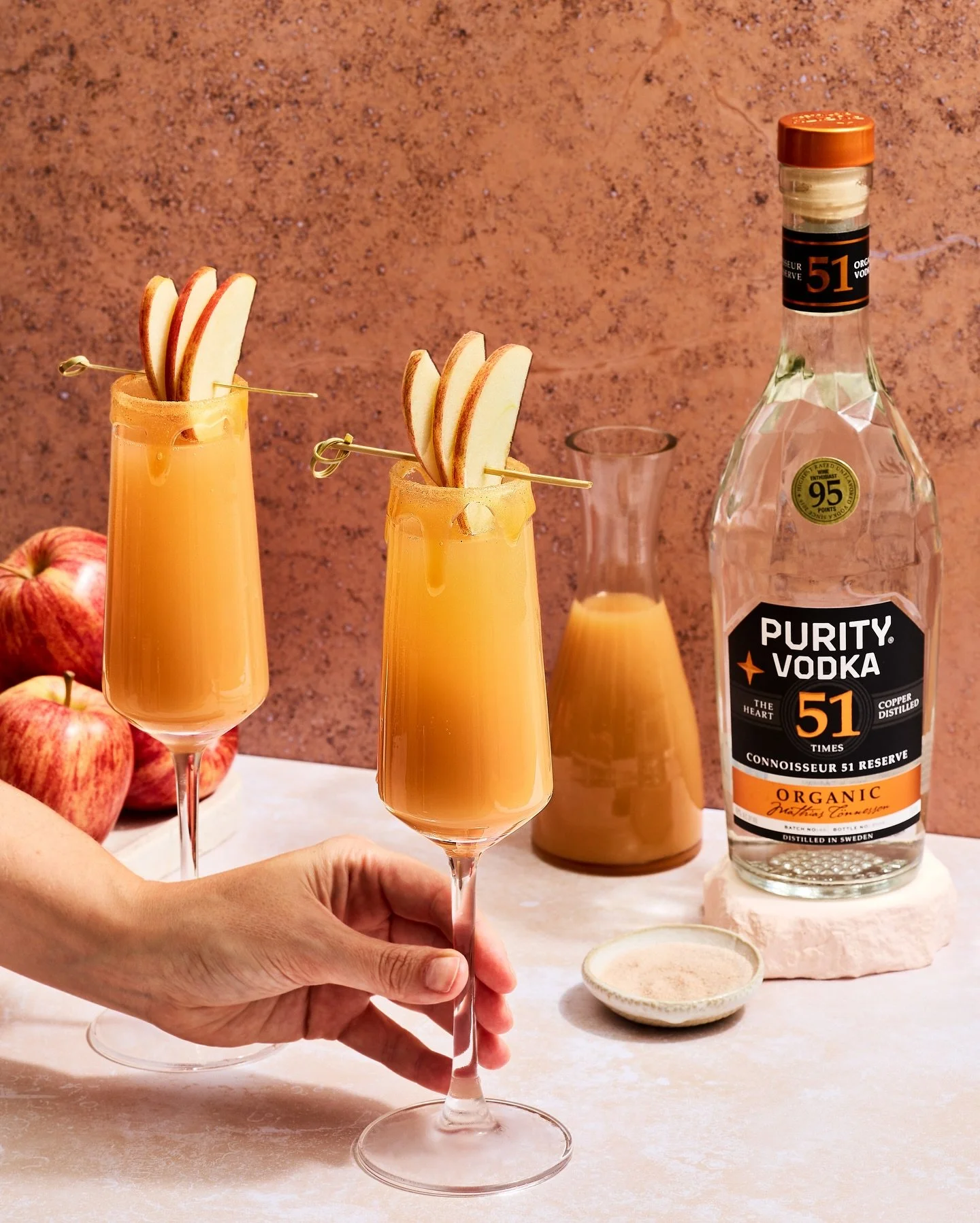 A little taste of autumn coziness, the kind of drink you want to sip slowly. 🍎✨ Should we drop the recipe for this Apple Caramel Vodka Mimosa? 👀🍸

Drop a 🍏 in the comments!
.
.
.
.

#PurityDistillery #PuritySmooth #YoureWorthIt #FallCocktails #Vo