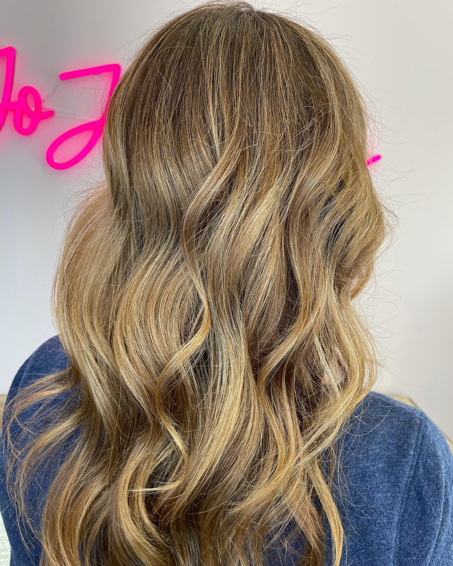 One of my favorite colors to create is dimensional blended looks! Why? 🤷🏻&zwj;♀️

They look good even when you come back for a retouch! Lisa comes in every 6 weeks for a root retouch and we only do highlights every 4-5 months. We sometimes color me