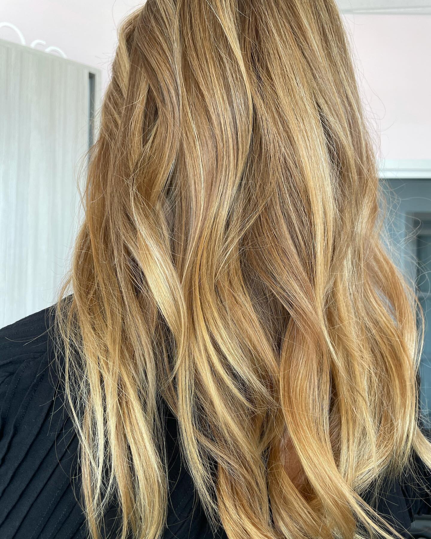 I didn&rsquo;t highlight 😯 

Pam&rsquo;s hair naturally lightens in the sun. We touch up her greys every 4 weeks and by adding a few lowlights it made those bright pieces pop! 😍