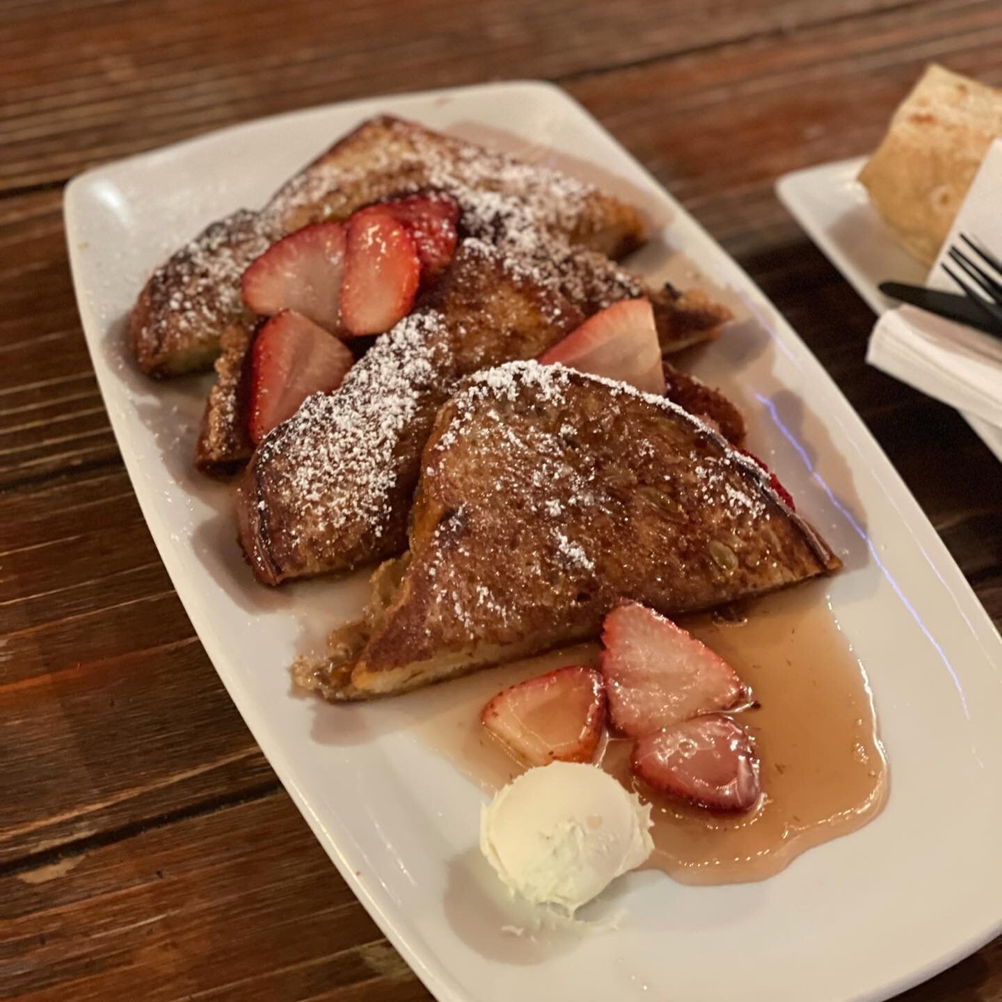 Come enjoy breakfast with sweet &amp; savory options from @elpuertocarlsbad ! 

Choose delicious options like Strawberry French Toast 🍓🍞 &amp; their Breakfast Burritos! 🍳🌯