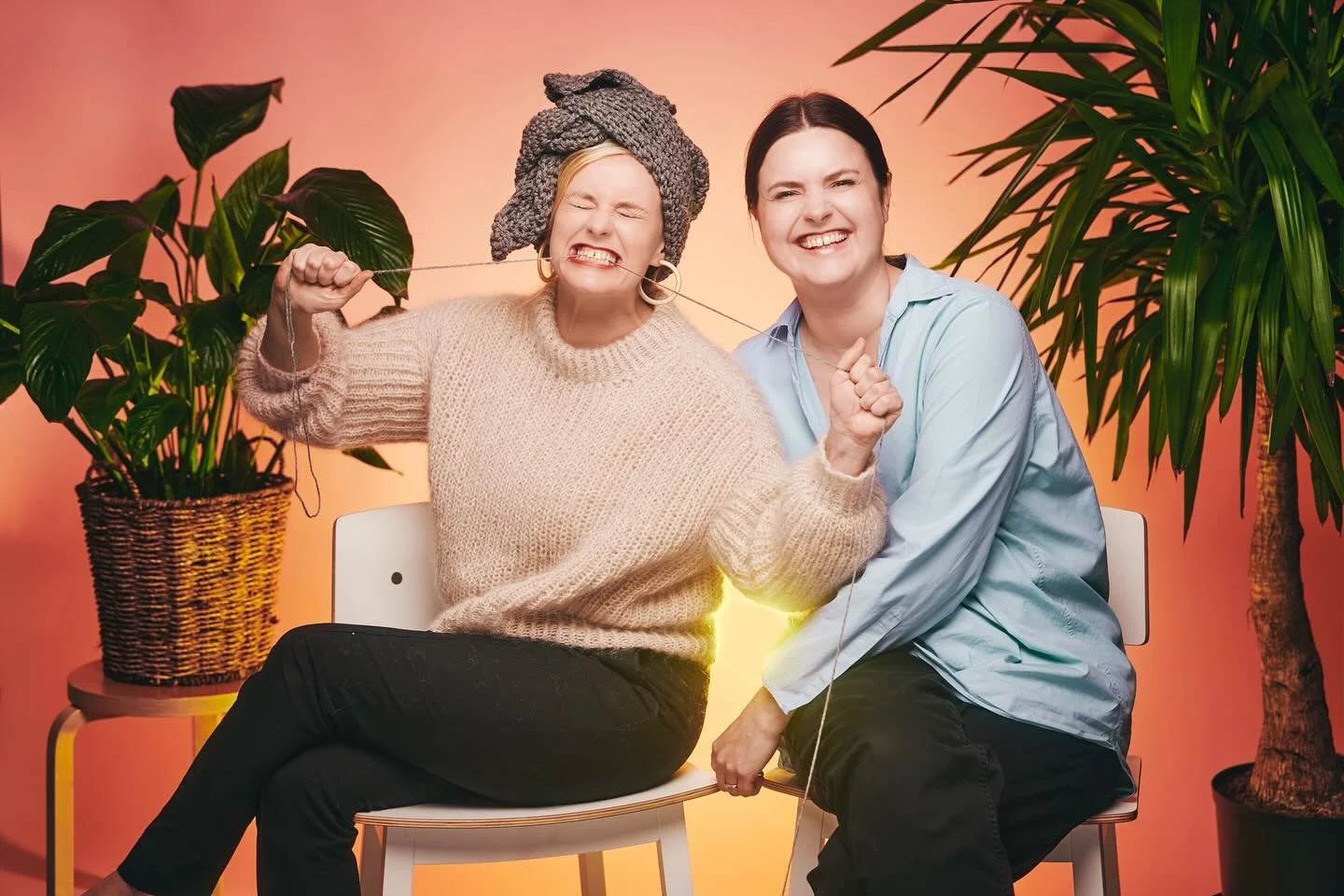 P&aring; l&oslash;rdag kl 17.00 spiller vi inn livepod p&aring; @bergenstrikkefestival 🥳❤️ Det gleder vi oss skikkelig til! Etter 5 &aring;r og 150 episoder blir dette ogs&aring; v&aring;r siste innspilling, og vi h&aring;per s&aring; mange som muli