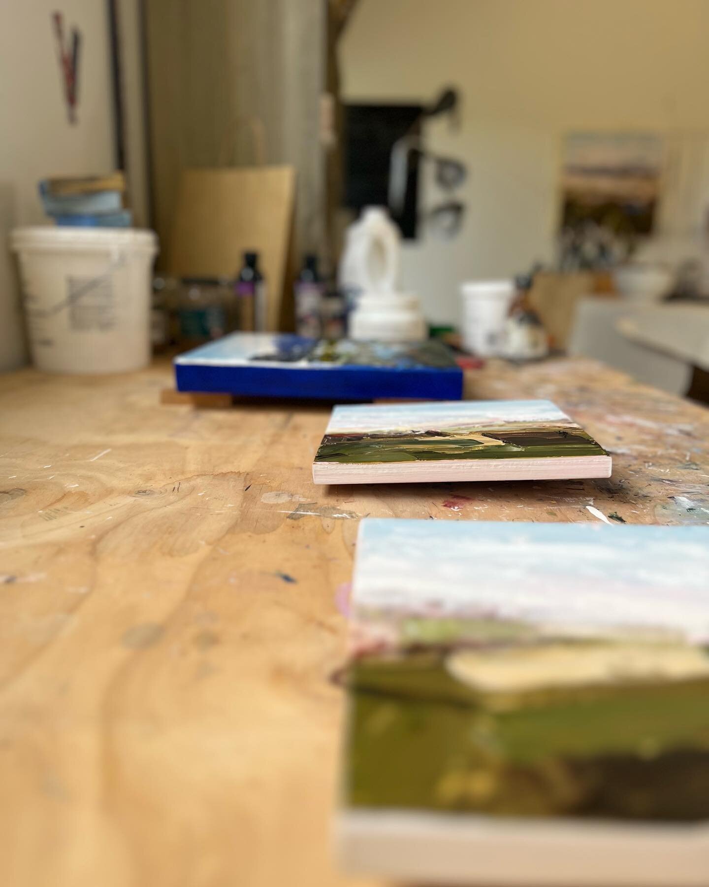Balancing.
Painted edges drying in the studio.

#oilpaint #oilpainting #paletteknifepainting #inmystudio #studioscenes #wip #artpractice #artiststudio #artistlife #creativeprocess #ontheeasel #mystudiotoday #artprocess #lifeofanartist #artwork_in_stu