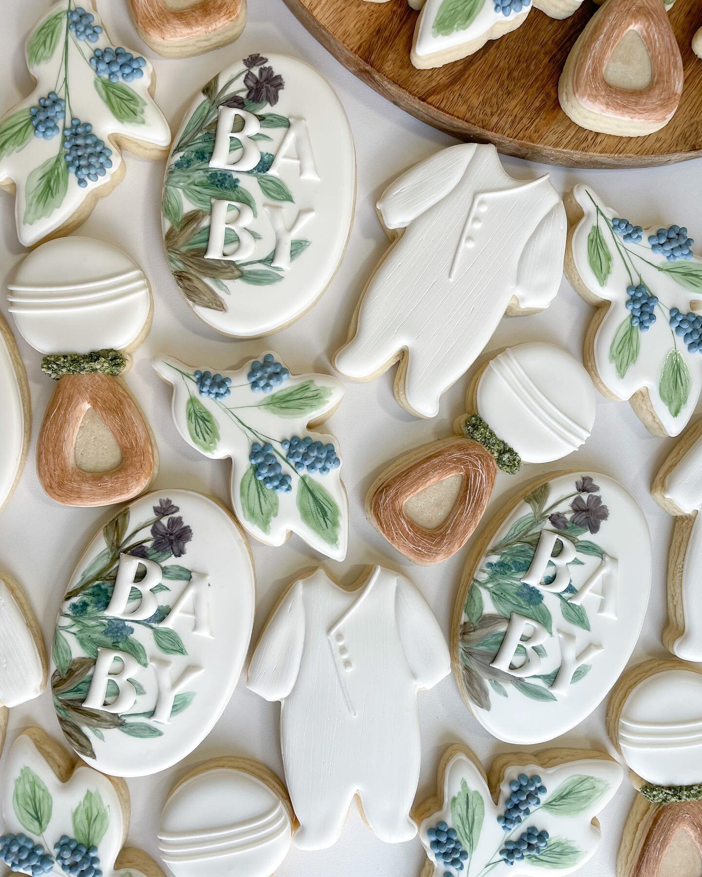 The sweetest floral &amp; greenery gender neutral baby shower set for these parents to be! 🌿

The florals and greenery on these were hand painted with a combination of airbrush colors and Americolor gels. The dark flowers were more reddish purple in