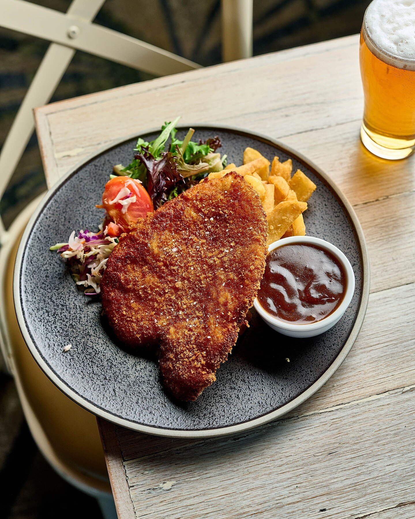 🍗🥗 Wednesday nights just got better with our $18 Schnitty Night and $5 Toppers starting from 5pm! Don't miss out! #SchnittyNight #HuntleeTavern