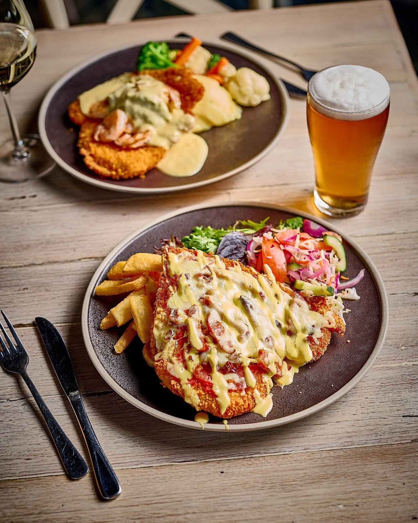 Get ready for a Wednesday night vibe with our $18 Schnitty Night and $5 Toppers, starting from 5 pm! Don't skip out! #SchnittyNight #HuntleeTavern 🍗🥗