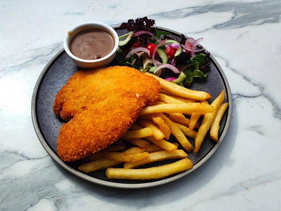 Get set for a midweek vibe with our Schnitty Night specials and $5 Toppers, kicking off at 5 pm! Don't miss out on the fun! #SchnittyNight #HuntleeTavern 🍗🥗