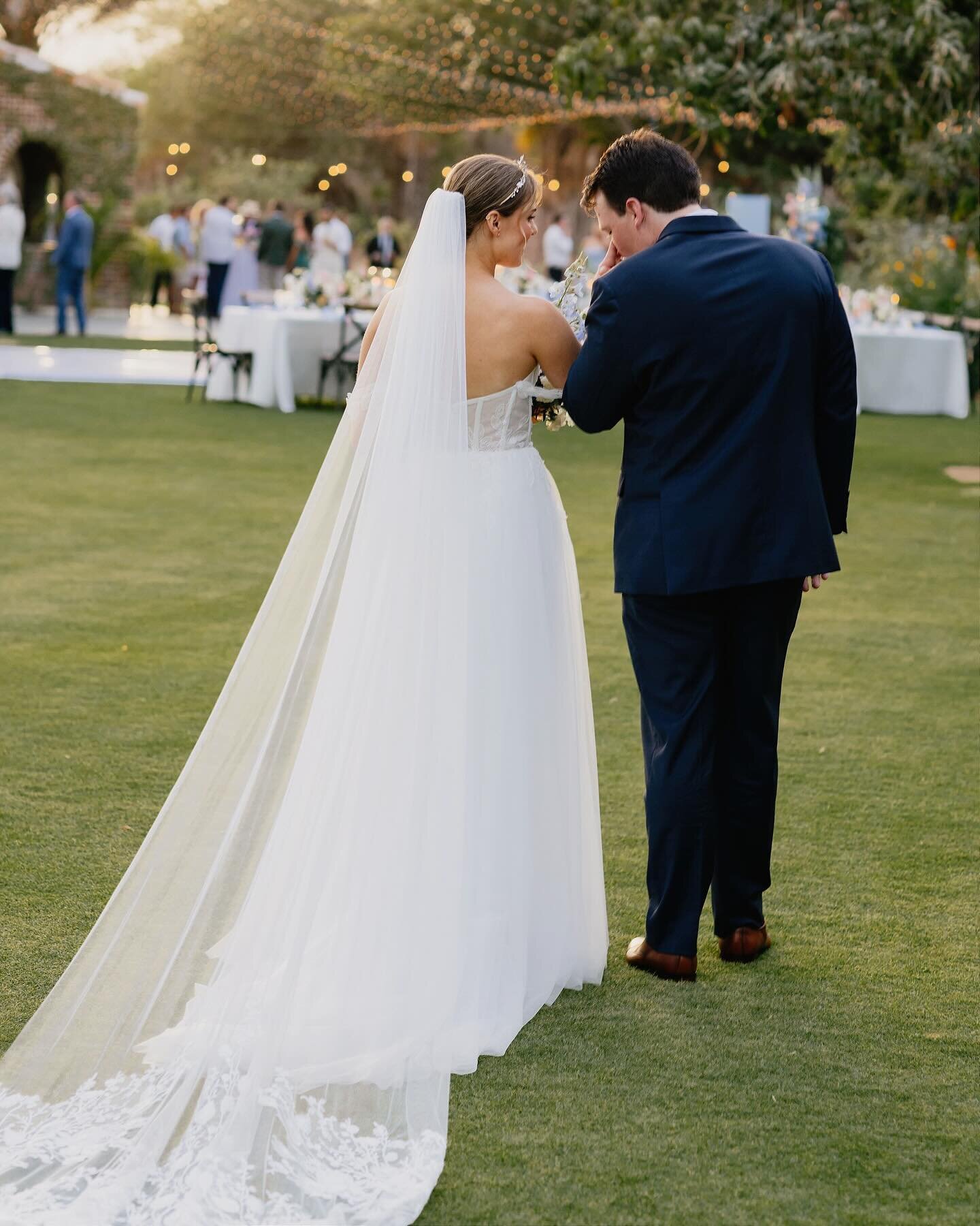 real bride NATALIE in our stunning LAYLA gown by @tara_lauren | vendors: @florafarms @ferdelarosa_photo @ellisblakebridal @allureevents @floradreamsbyveroromo @djfradal 

#springwedding #springweddings #springweddingflowers #weddingdress #taralauren 