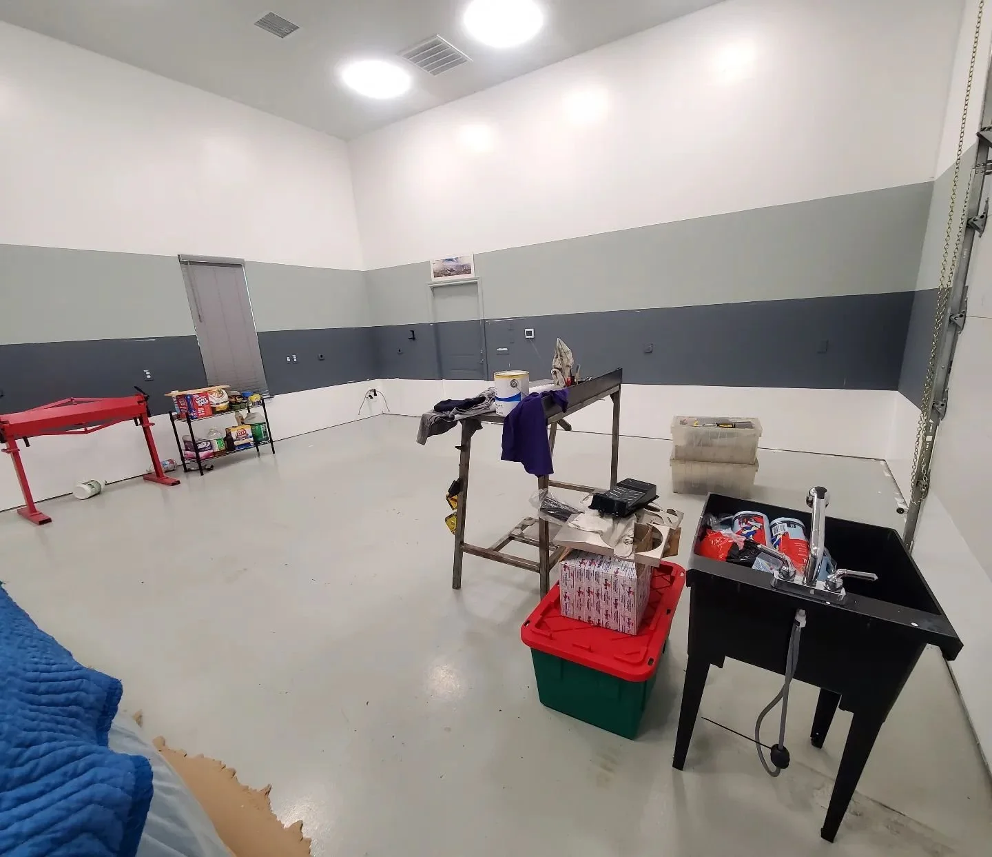 With a ton of work already going on around the house, and especially in and on the shop, I figured it was a good time to take some extra house paint and give the shop an actual paint job. Some ultra-high glass white to do the upper and lower sections