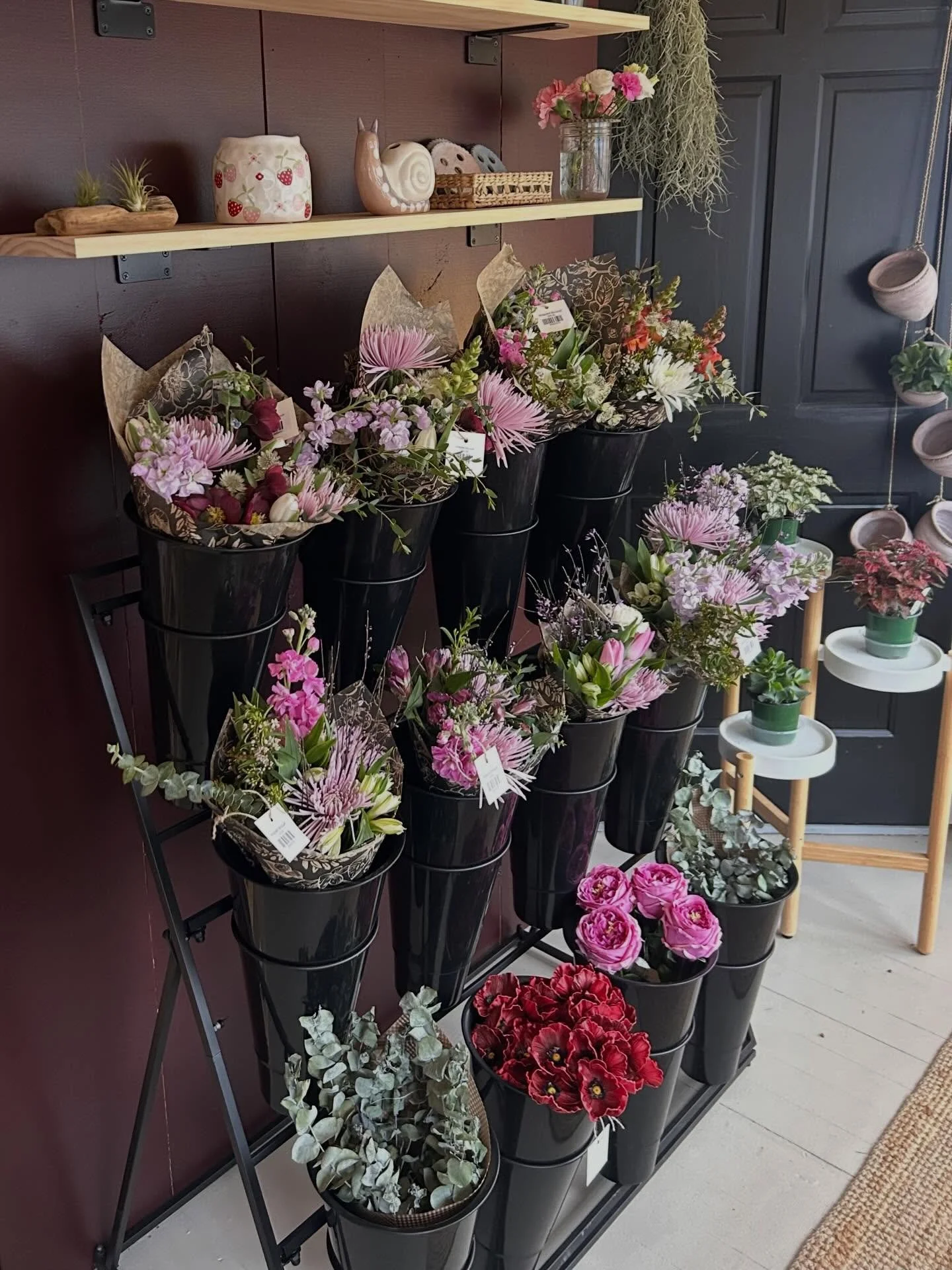 Adding touches of locally grown flowers to bouquets this week is bringing me so much joy.

To know me at all is to know that growing flowers will forever be my love so it only makes sense that my little space at @maisonblancshops be filled with local