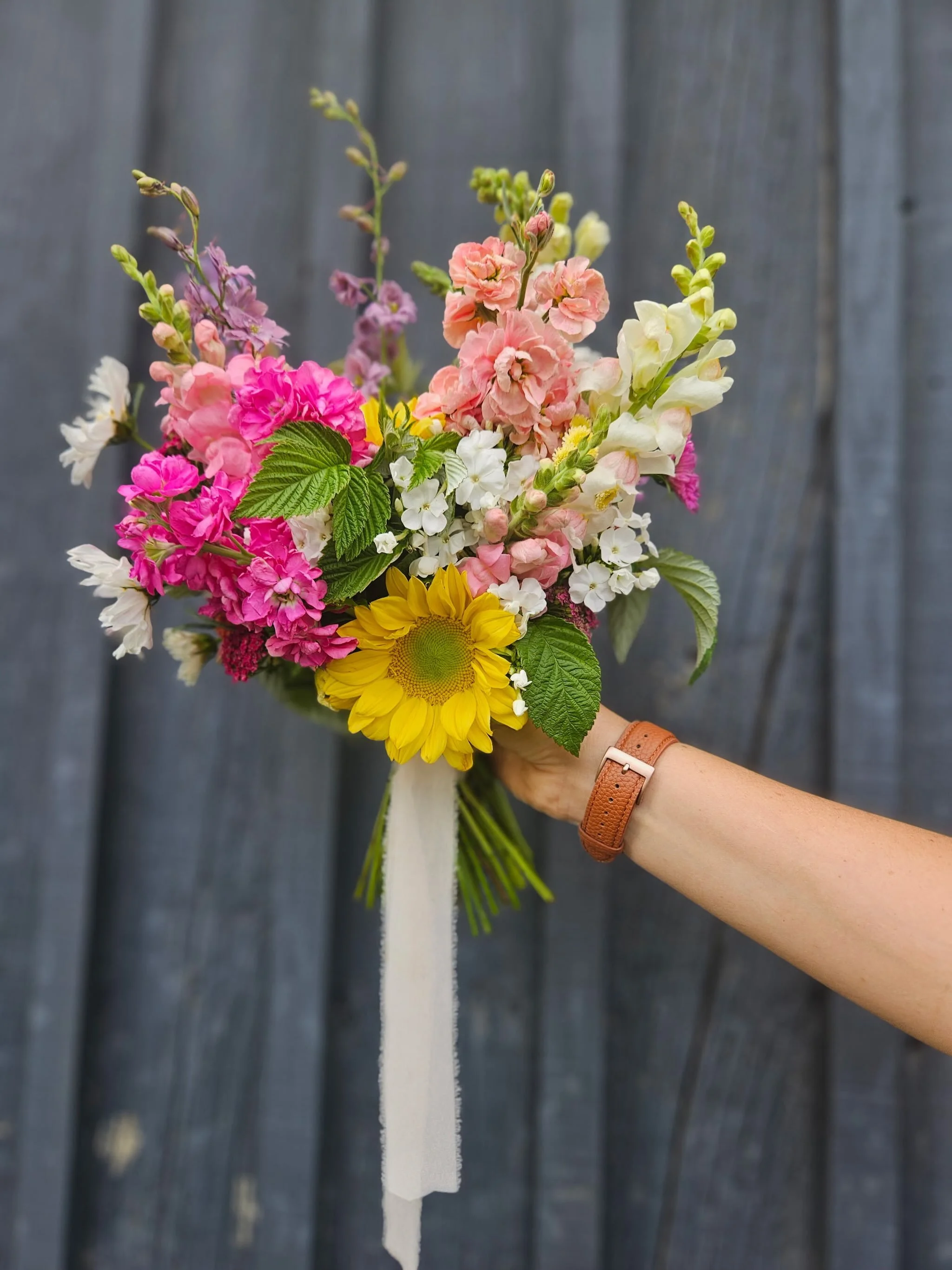 A bridal bouquet for Kathryne 🩶

100% locally grown flower magic.

It will never be lost on me how lucky I am to play a small part in such intimate moments for literally the best people. 

✨