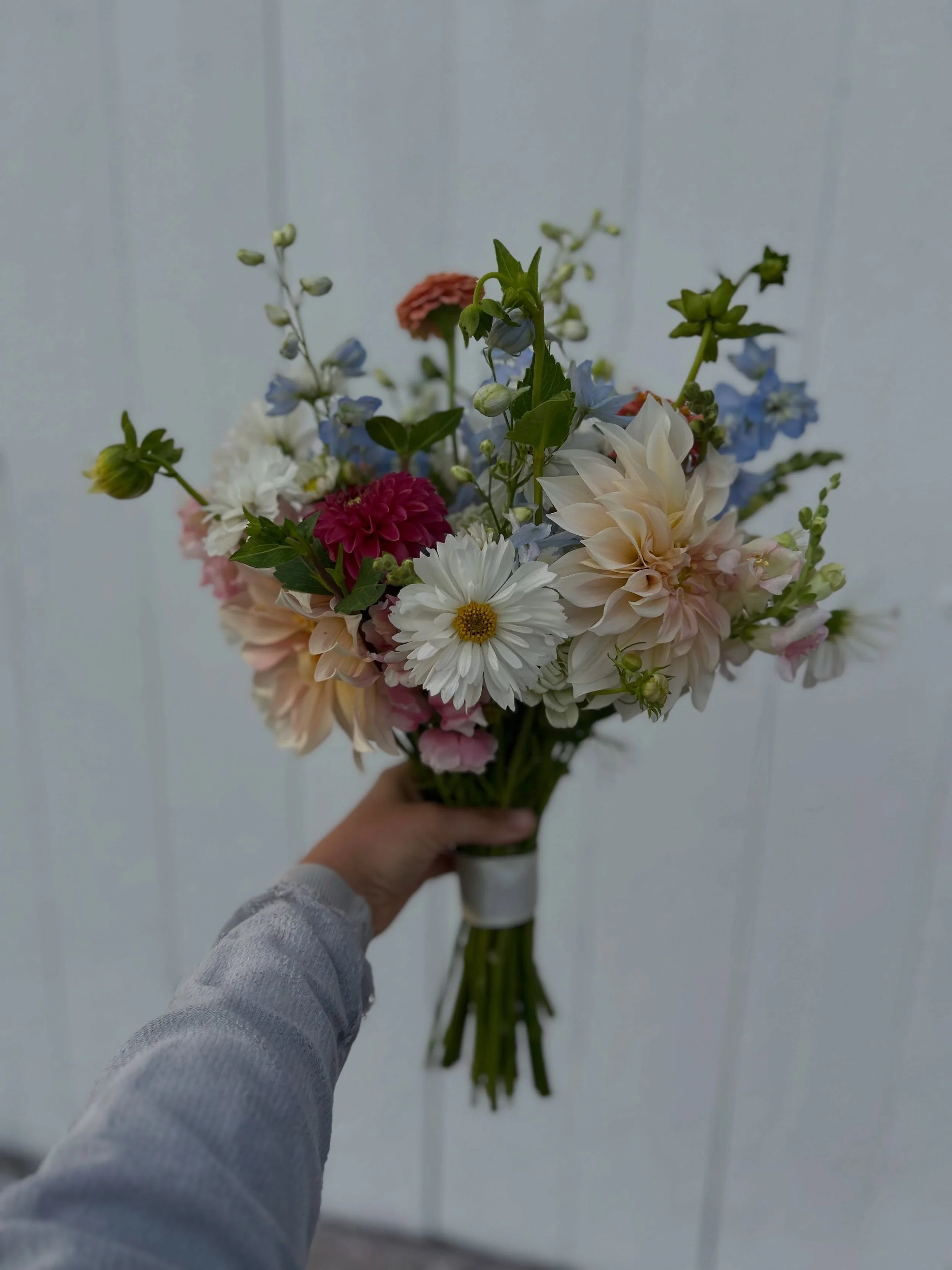 The most beautiful bridal bouquet went out on Friday. 

Designed by my friend and talented designer Emily @bellavista.floralstudio who I have been trying to convince to work alongside me for literal years.

Emily &amp; I met very randomly when I was 