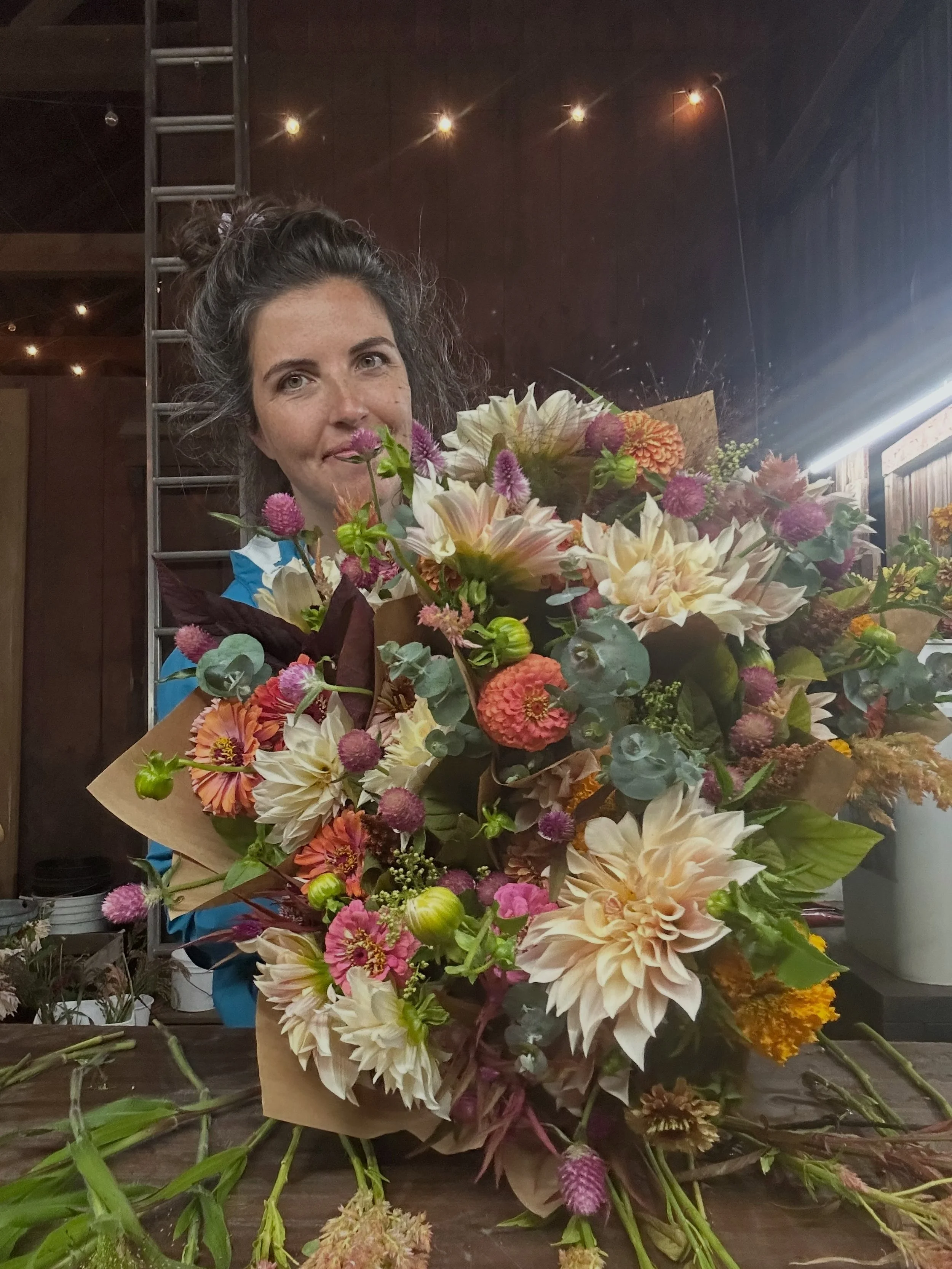 Out of office for the weekend but the bouquets will be a plenty thanks to my sweet mama bear!

Stop by the stand for a bouquet and then pop over to @mimis.pantry literally 2 minutes down the road for a sweet treat! 

✌🏻🌸🩶