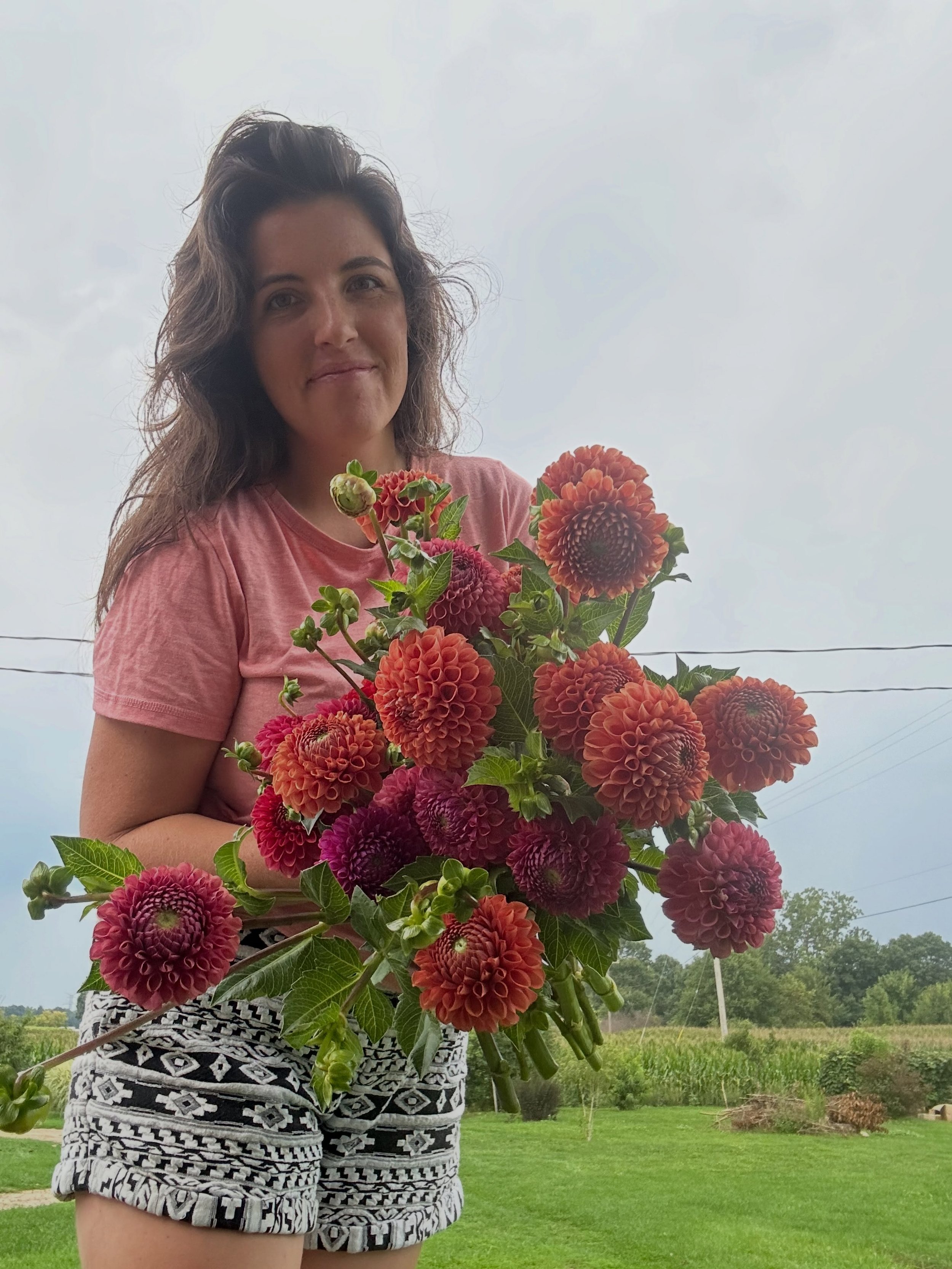 After a couple of weeks of harvesting Cafe Au Laits we are finally adding a little more color to the mix.

Cafes are still going strong &amp; they are so stunning but I am stoked for what&rsquo;s blooming next.

Stand will be open today by 10am with 