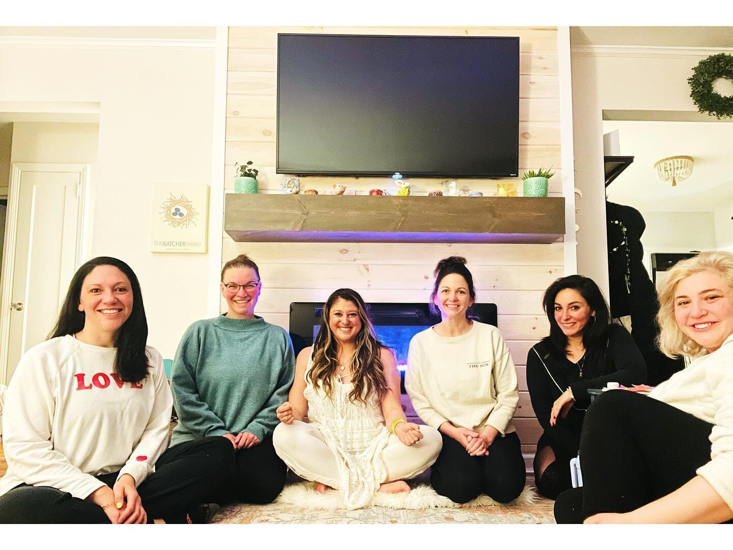 Tonight&rsquo;s private session @lokatch &lsquo;s cozy home.✨🏠💫

Thank you for being an amazing host!🤍
&bull;
&bull;
&bull;
#breathwork #breathworkhealingwithintention #breathingcircle #elevateyourself #raiseyourvibration #energetics #selfcareritu