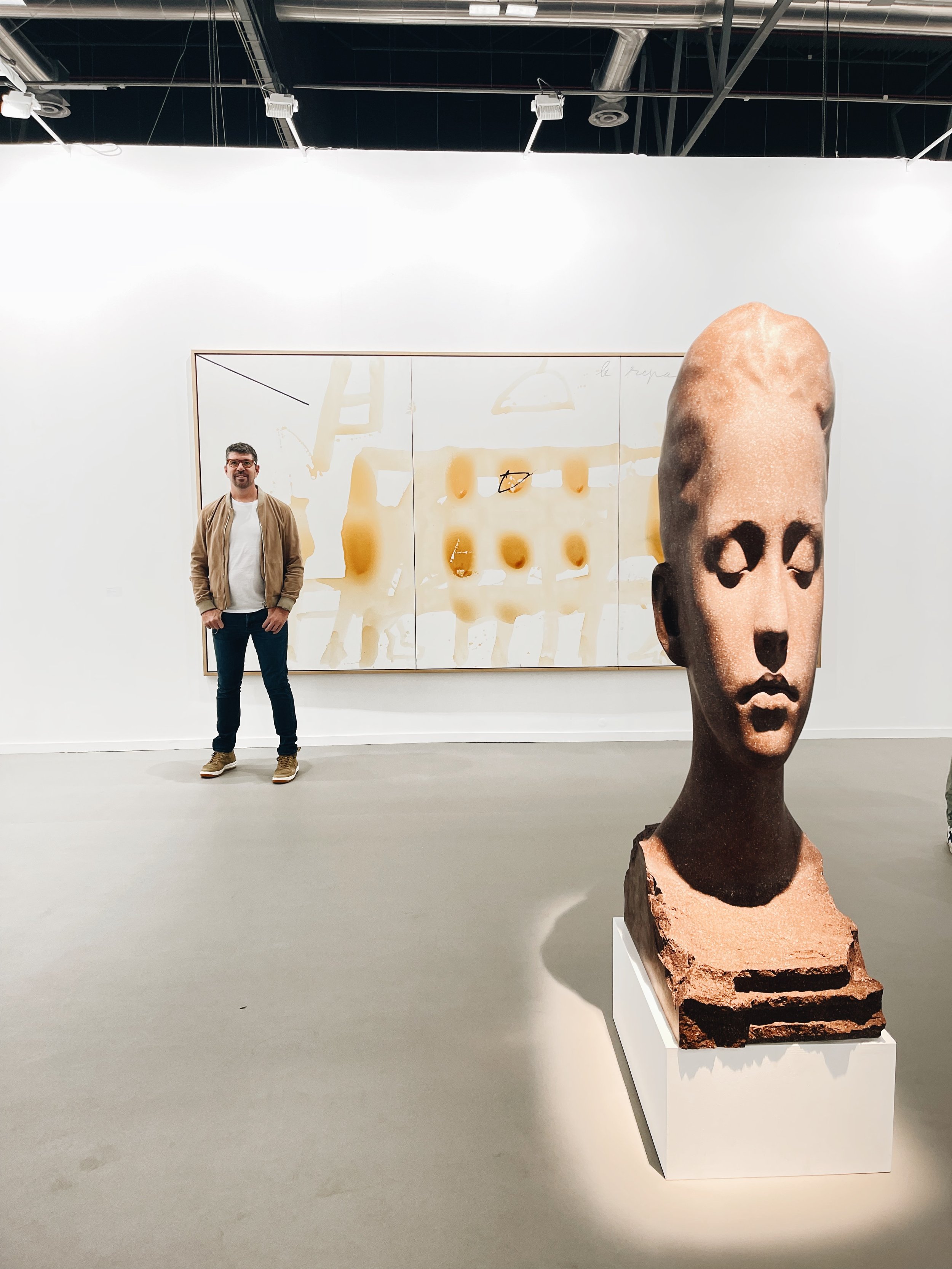 Alex pictured between showstopping pieces by Tàpies and a Plensa 
