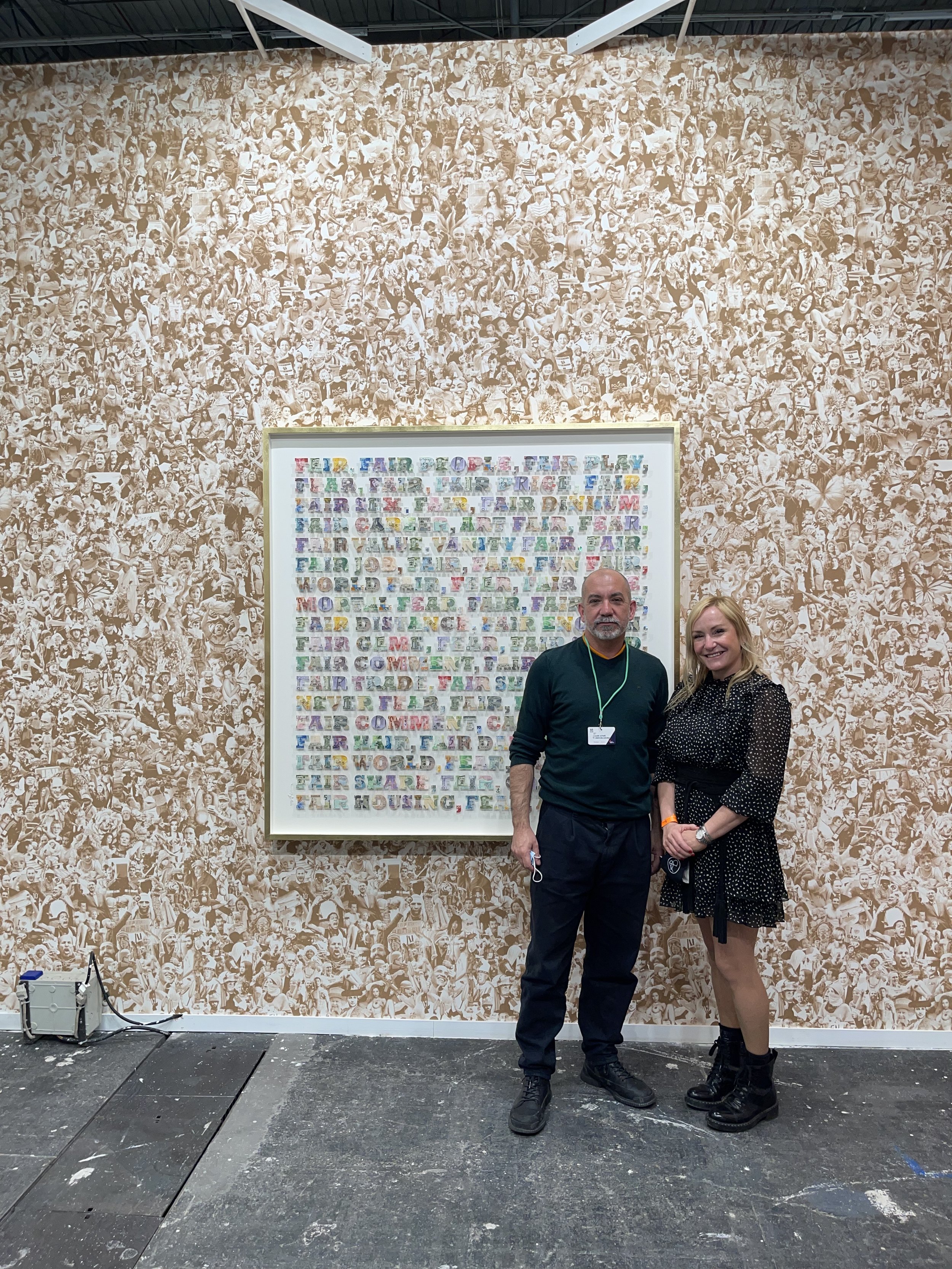 Gabby with artist Carlos Aires (1974. Ronda, Malaga) in front of a piece made with currencies from the 30 wealthiest GDPR countries in the world. 