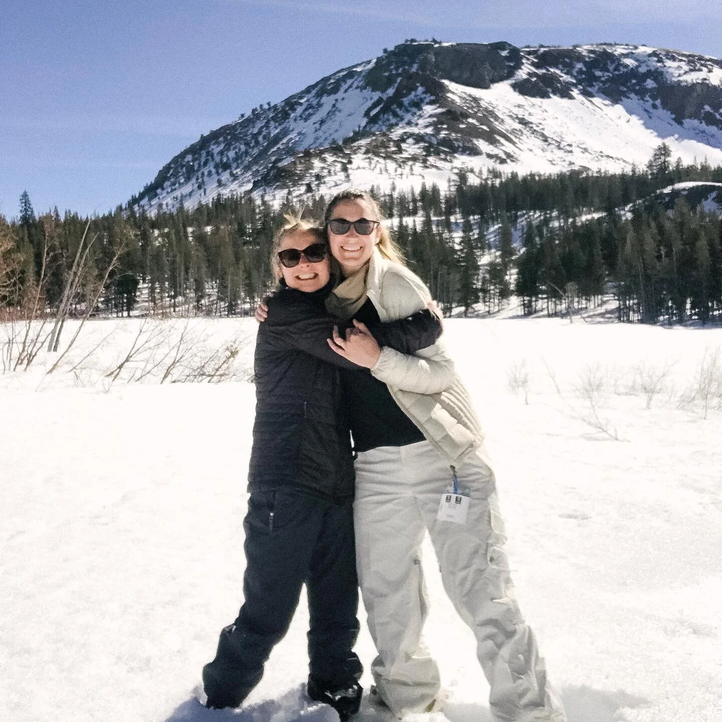 This lil outing perked me right up! 🏔 cross country skiing around Mammoth Lakes with sweet Ang was lovely. Also, ski poles work great for a tripod! #mammothlakes