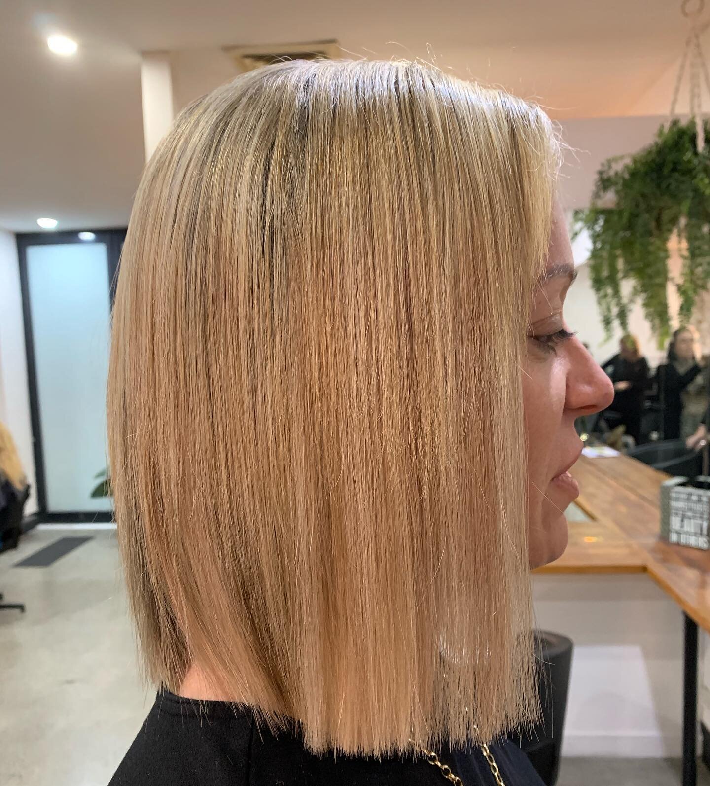 Filling out corners with #tapeextensions is the easiest way to create a fuller look around the face. Swipe for before ➡️➡️
